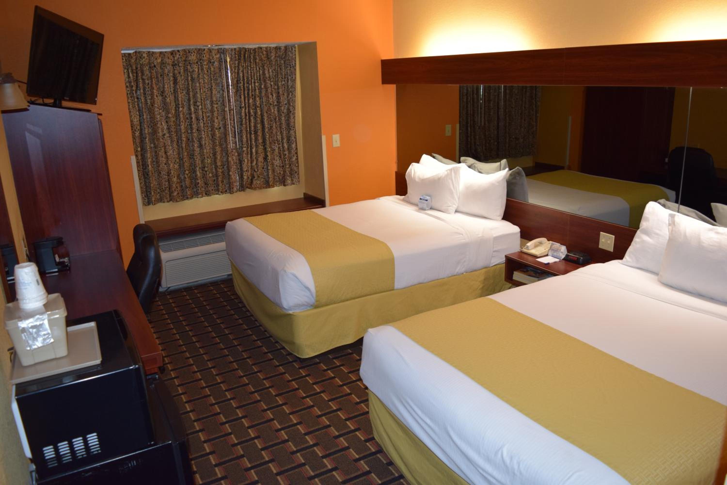 Queen Room with Two Queen Beds - Non-Smoking - Photo 8