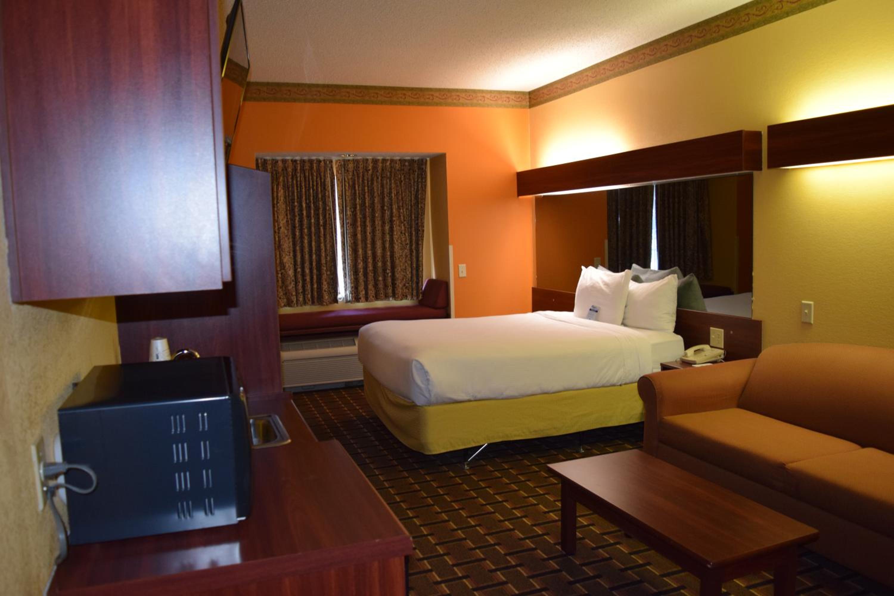 Queen Suite - Disability Access - Non-Smoking - Photo 9