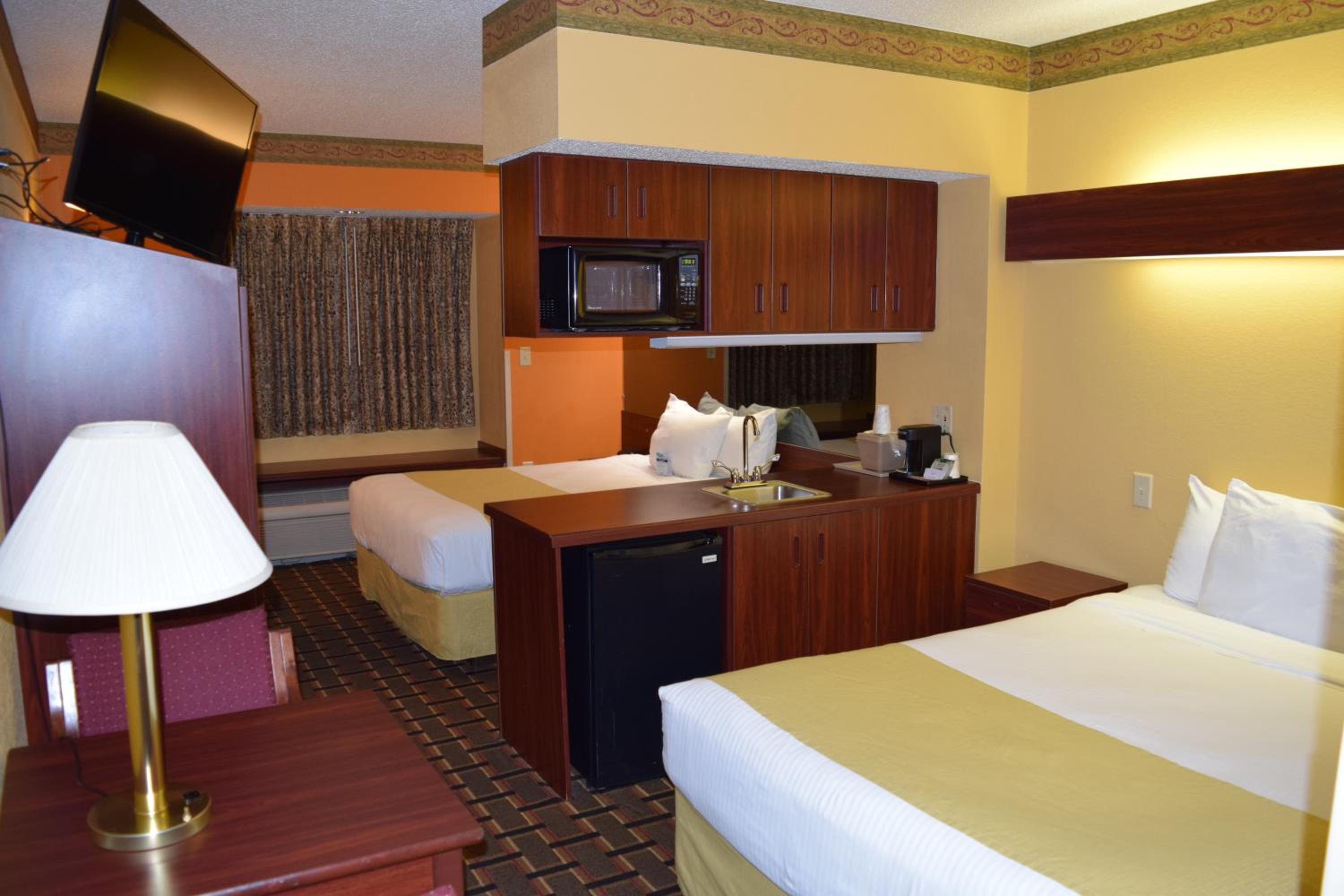 Queen Suite with Two Queen Beds - Non-Smoking - Photo 8