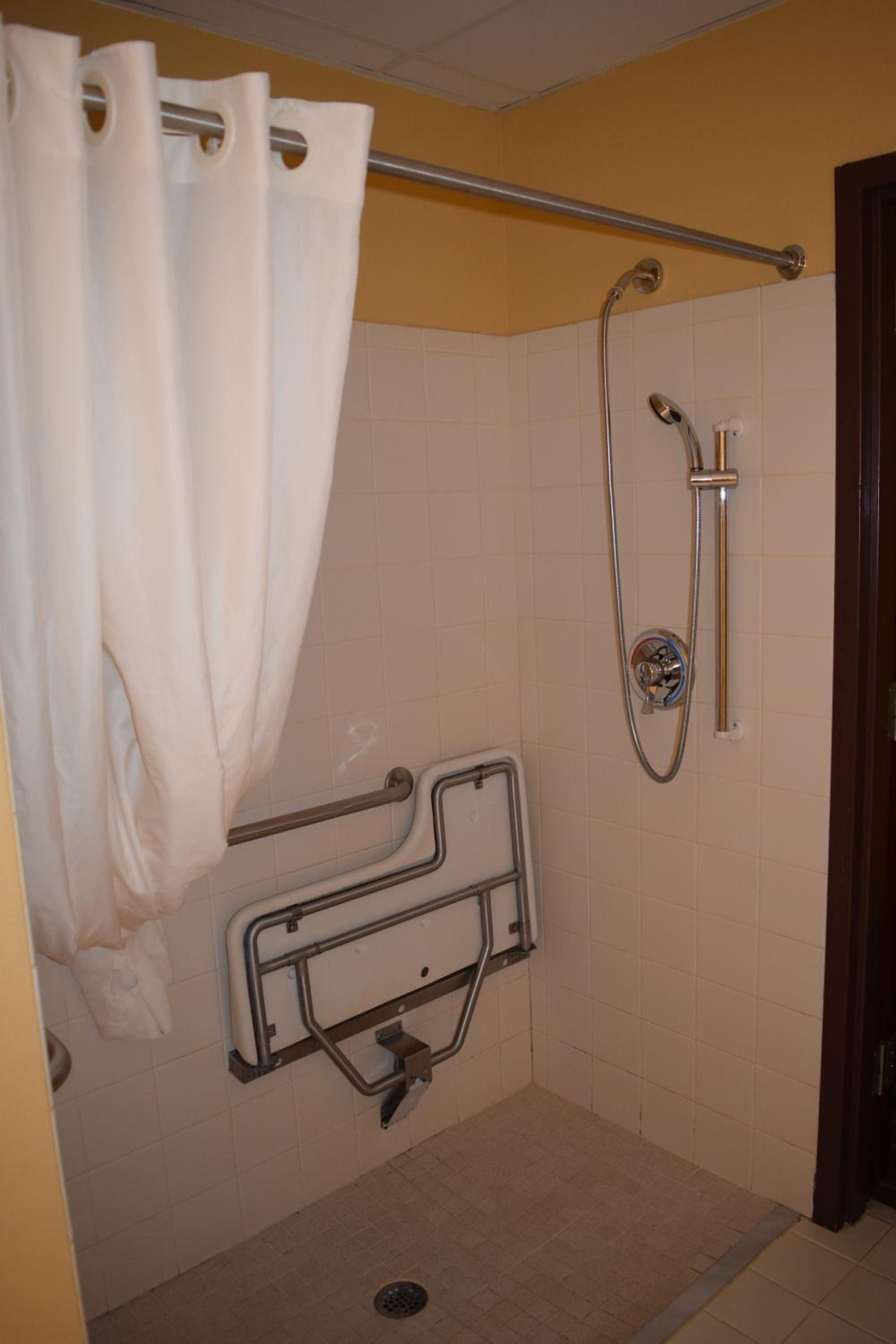 Queen Suite - Disability Access - Non-Smoking - Photo 8