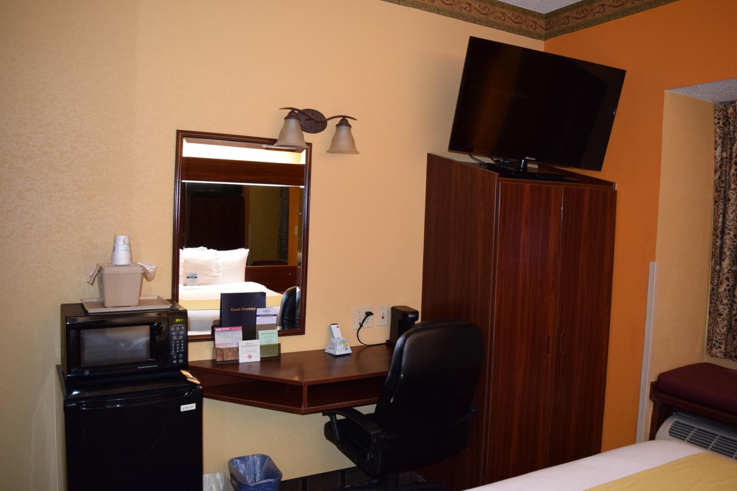 Queen Room - Non-Smoking - Photo 4