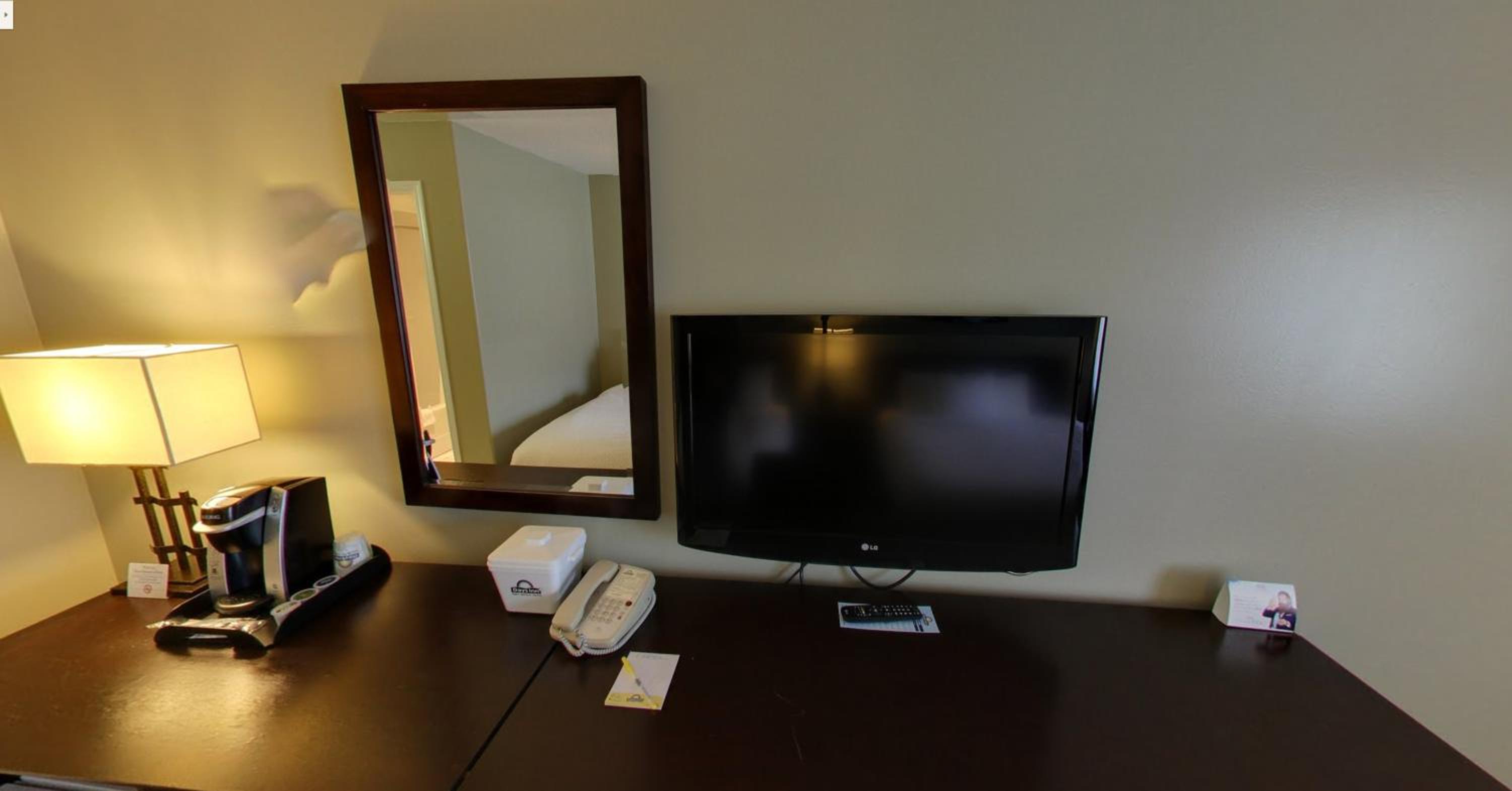 Queen Room with Two Queen Beds - Non-Smoking - Photo 10