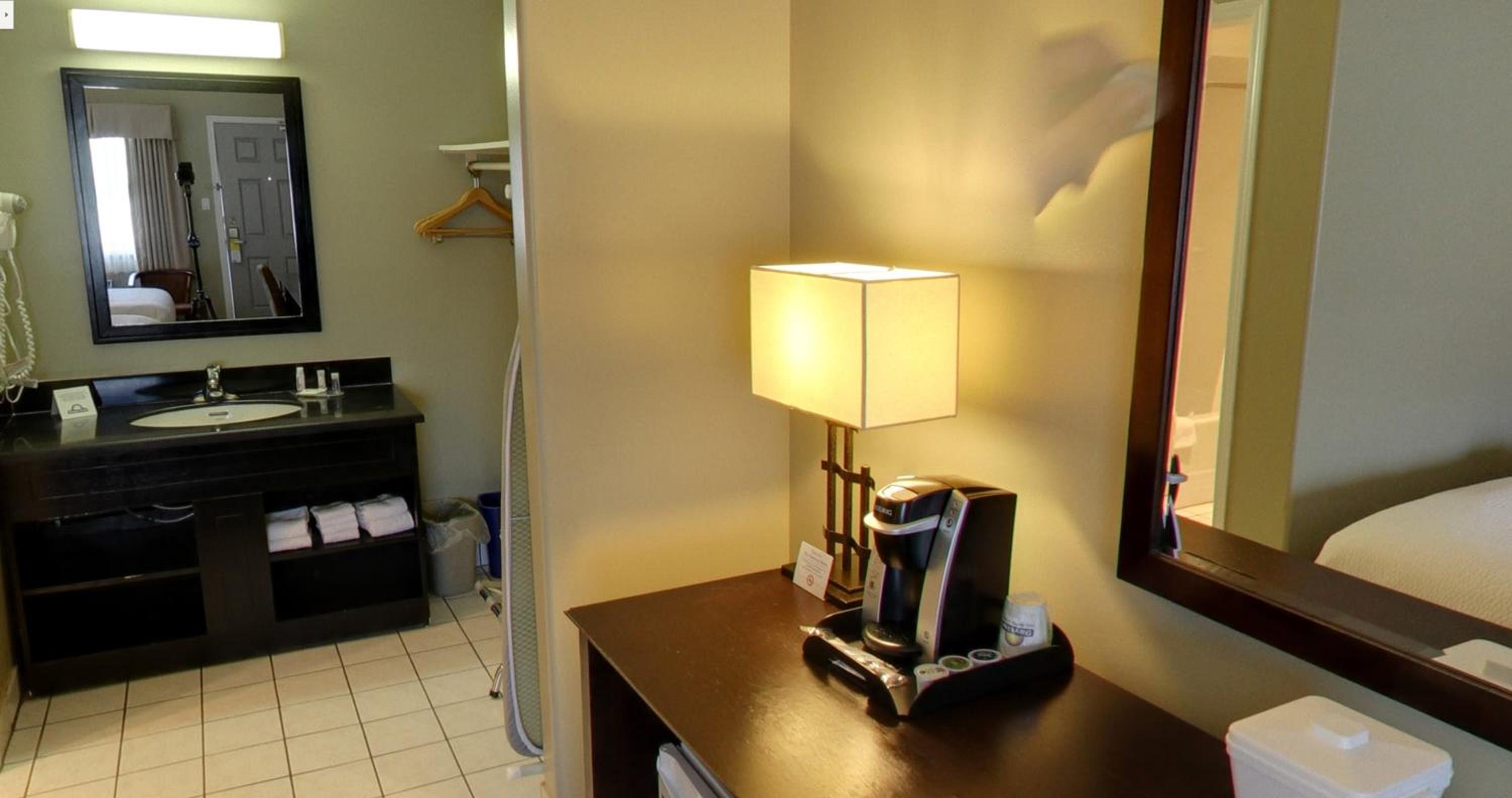 Queen Room with Two Queen Beds - Non-Smoking - Photo 1