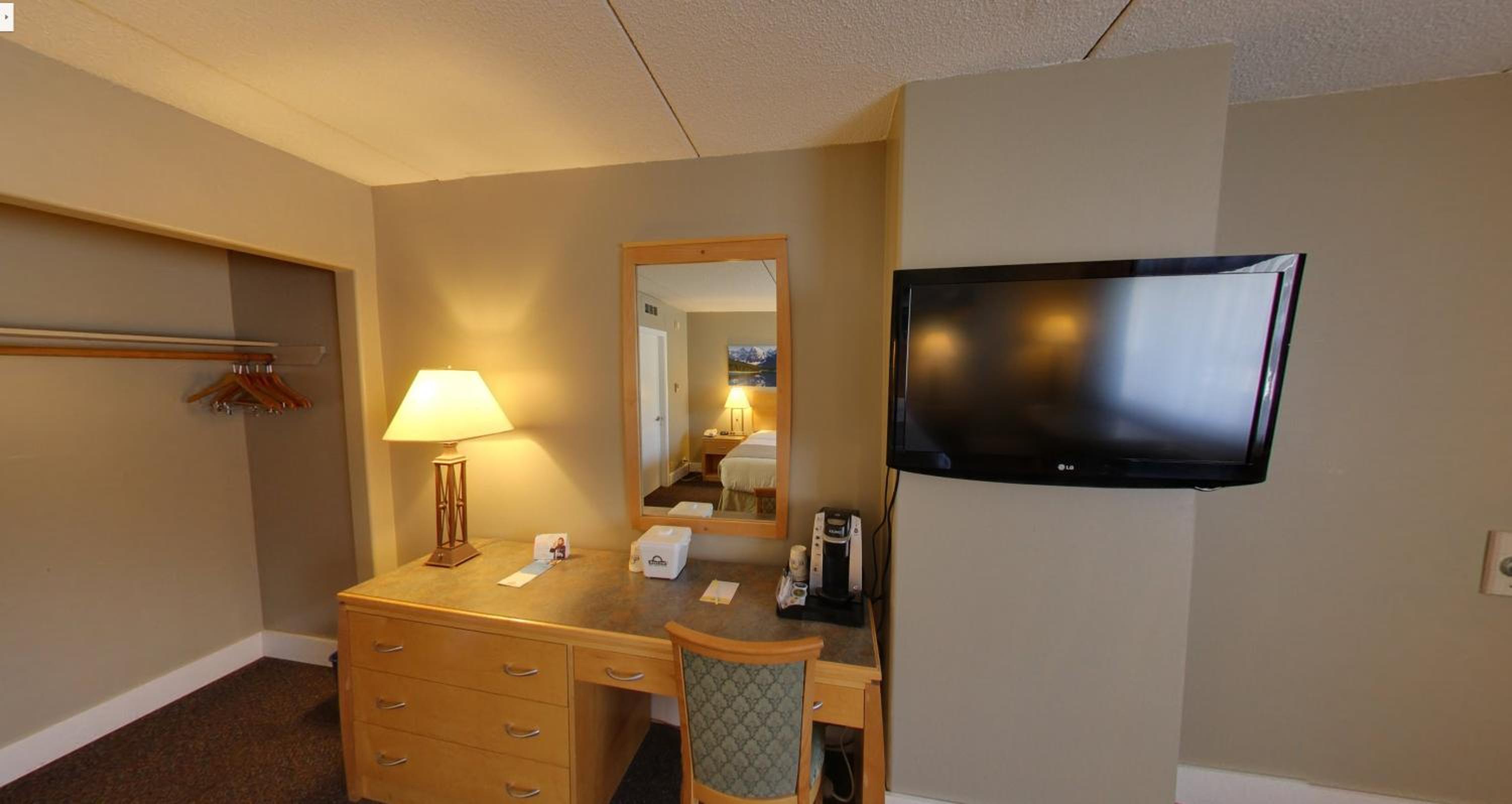 Queen Room with Two Queen Beds - Non-Smoking - Photo 4