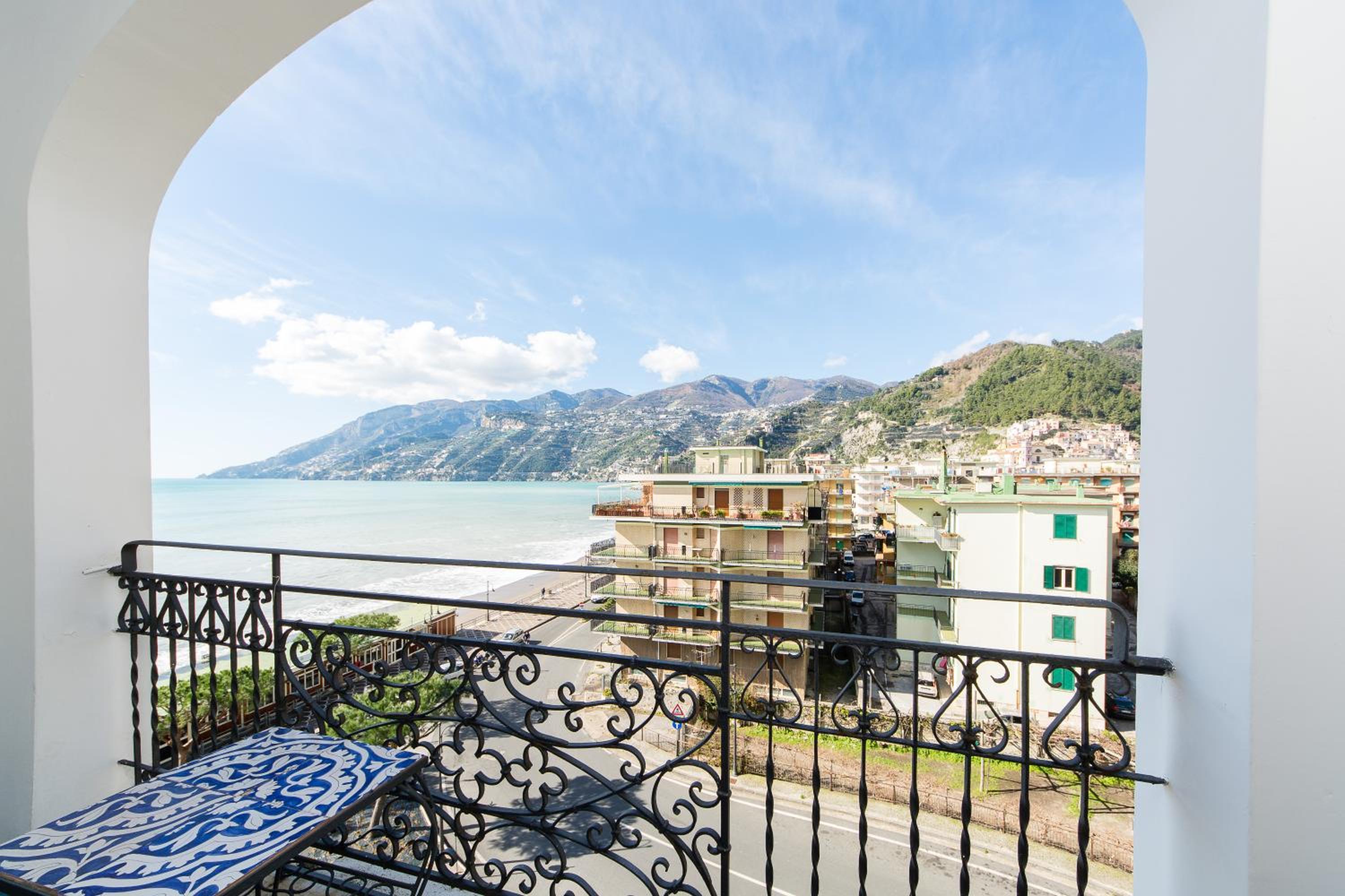 Deluxe Double or Twin Room with Partial Sea View - Photo 3