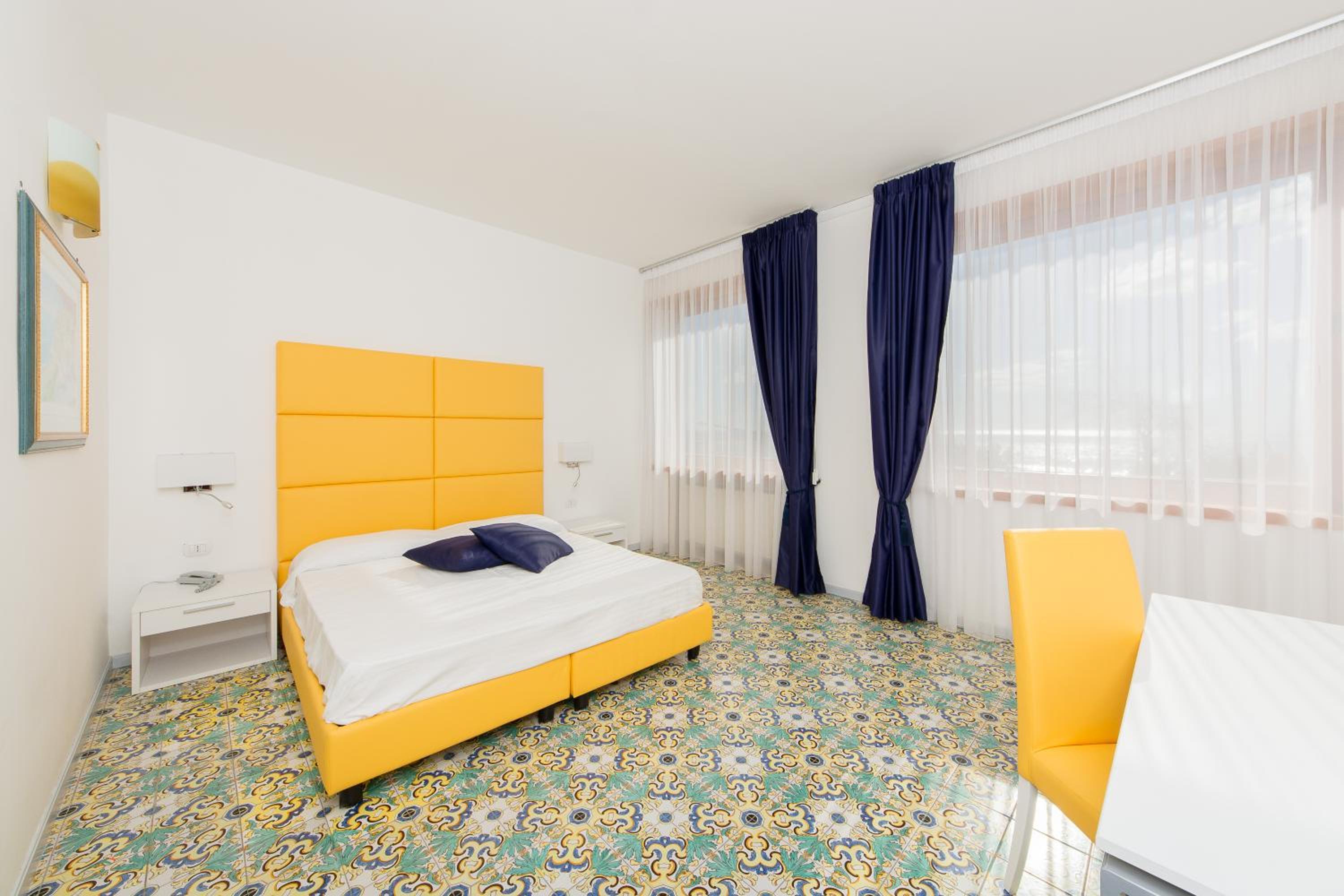 Large Double or Twin Room - Photo 9