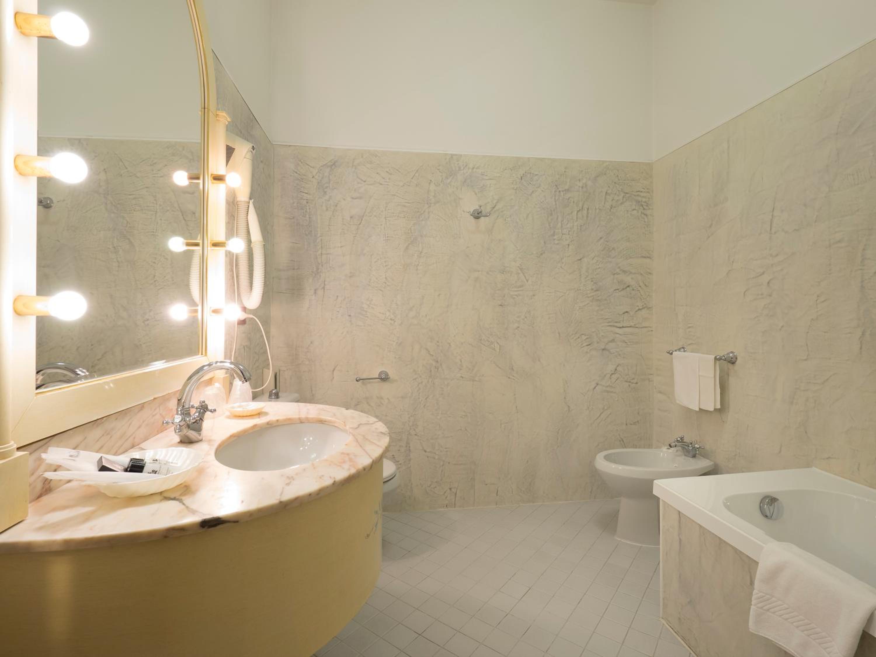 Deluxe King Room photo 2