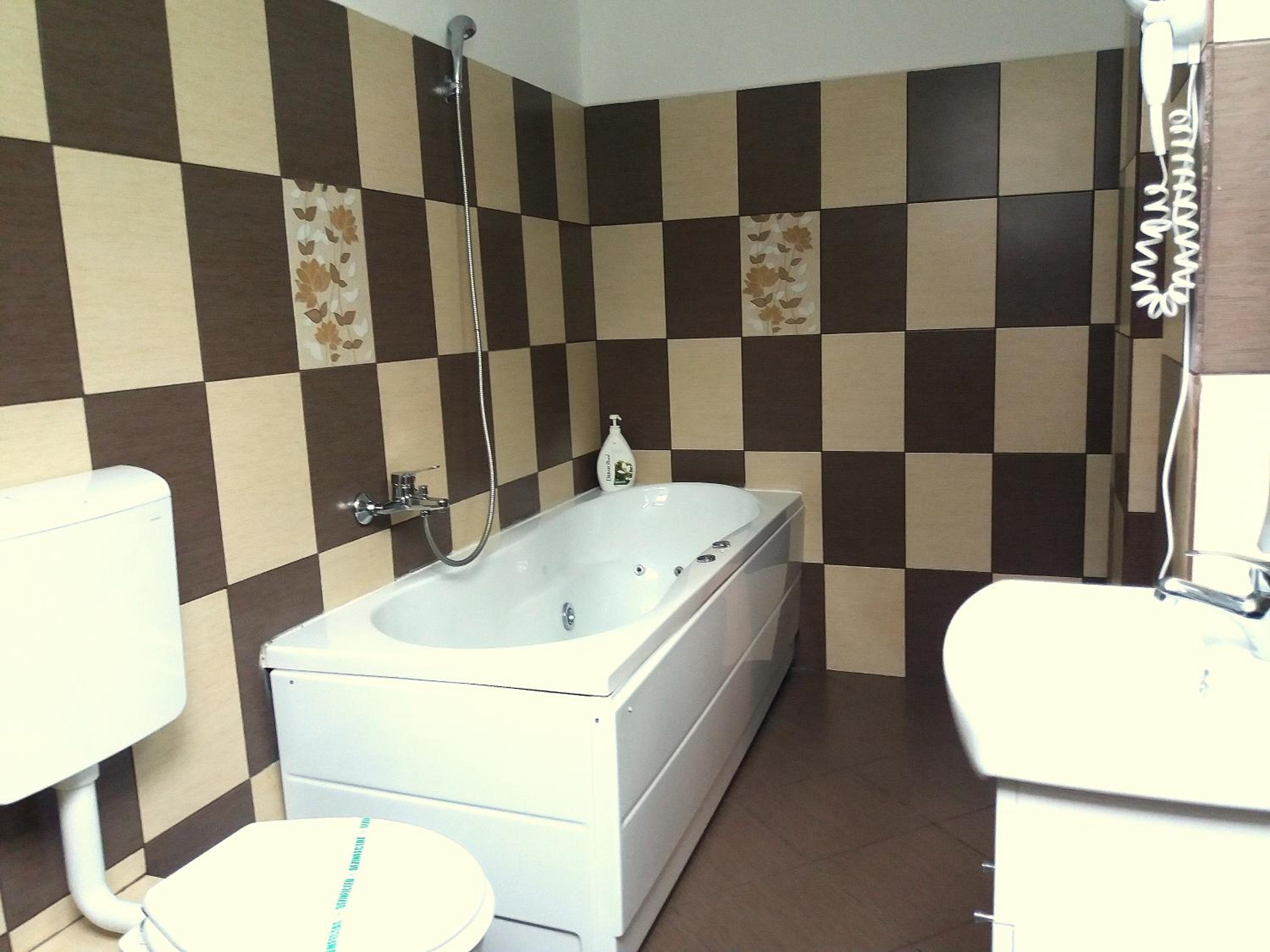 Two-Bedroom Apartment with Kitchenette and Spa Bath - Photo 4