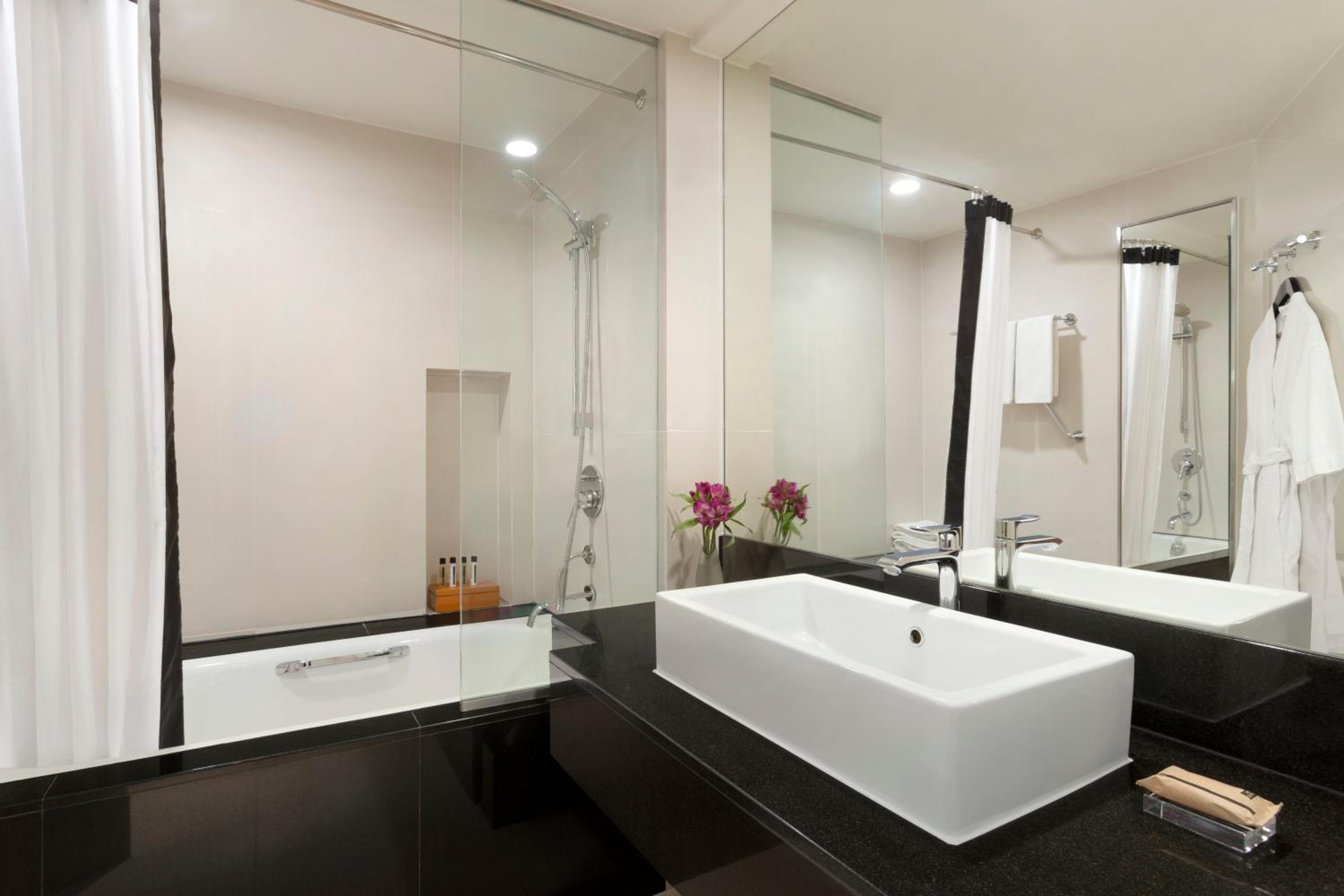 Executive Double Room (Free Return Airport Transfer, Complimentary Wifi) - Photo 2