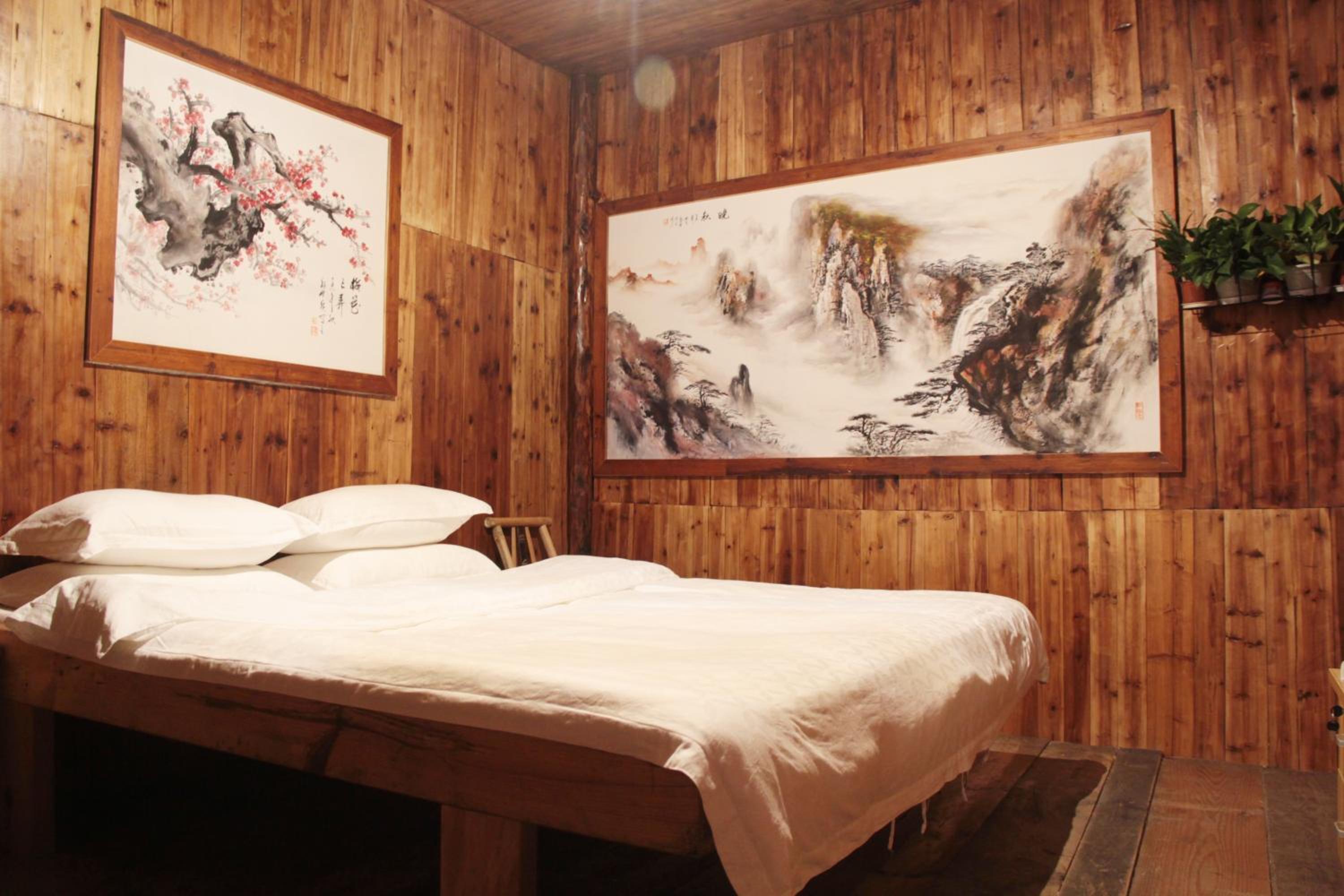 Standard Queen Room - (free pick-up from Huangshan North Railway Station and Huangshan Tunxi Airport + afternoon tea) photo 1