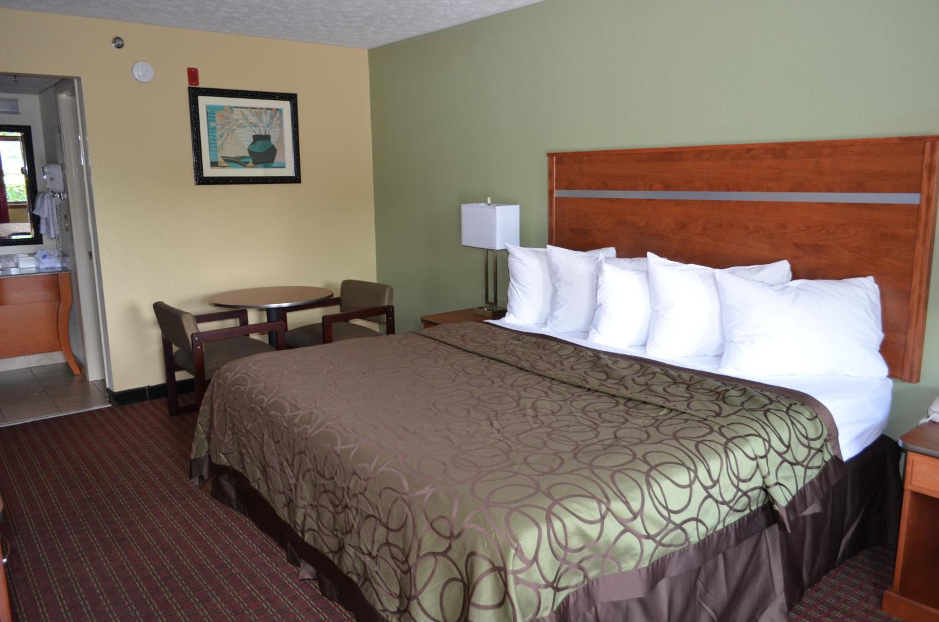 King Room - Non-Smoking - Photo 2