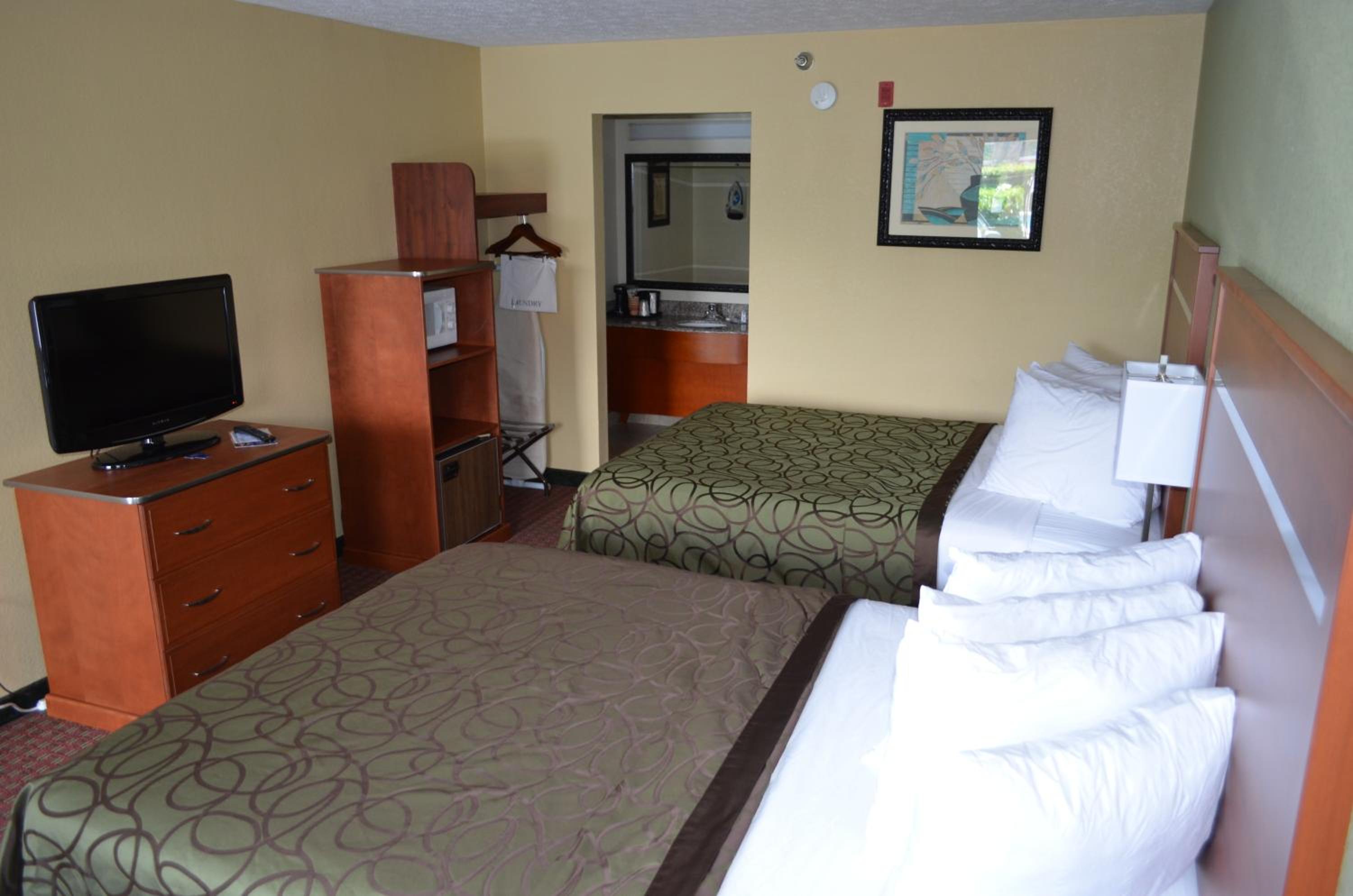 Queen Room with Two Queen Beds - Non-Smoking - Photo 1