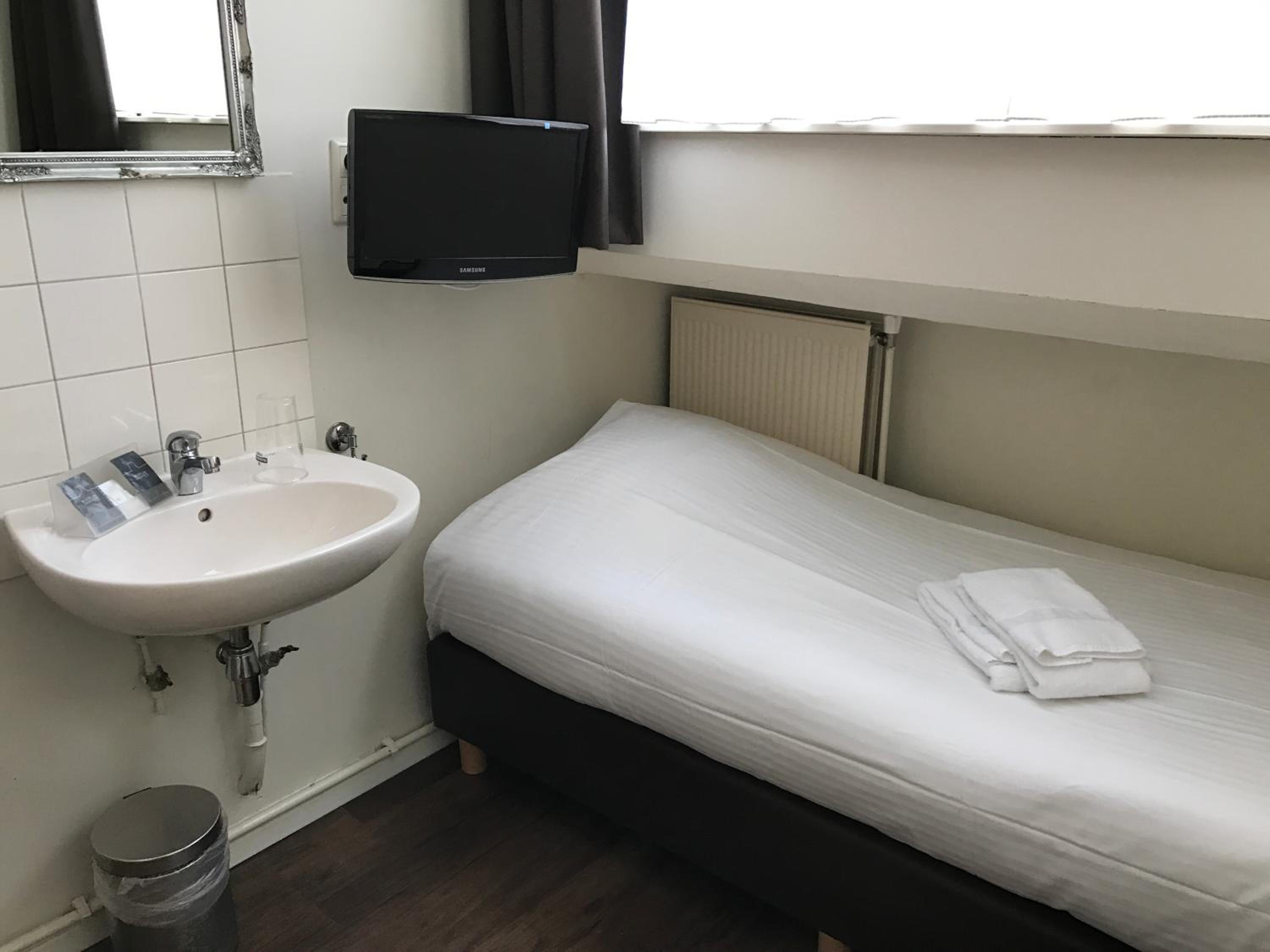 Single Room with Shared Bathroom photo 2