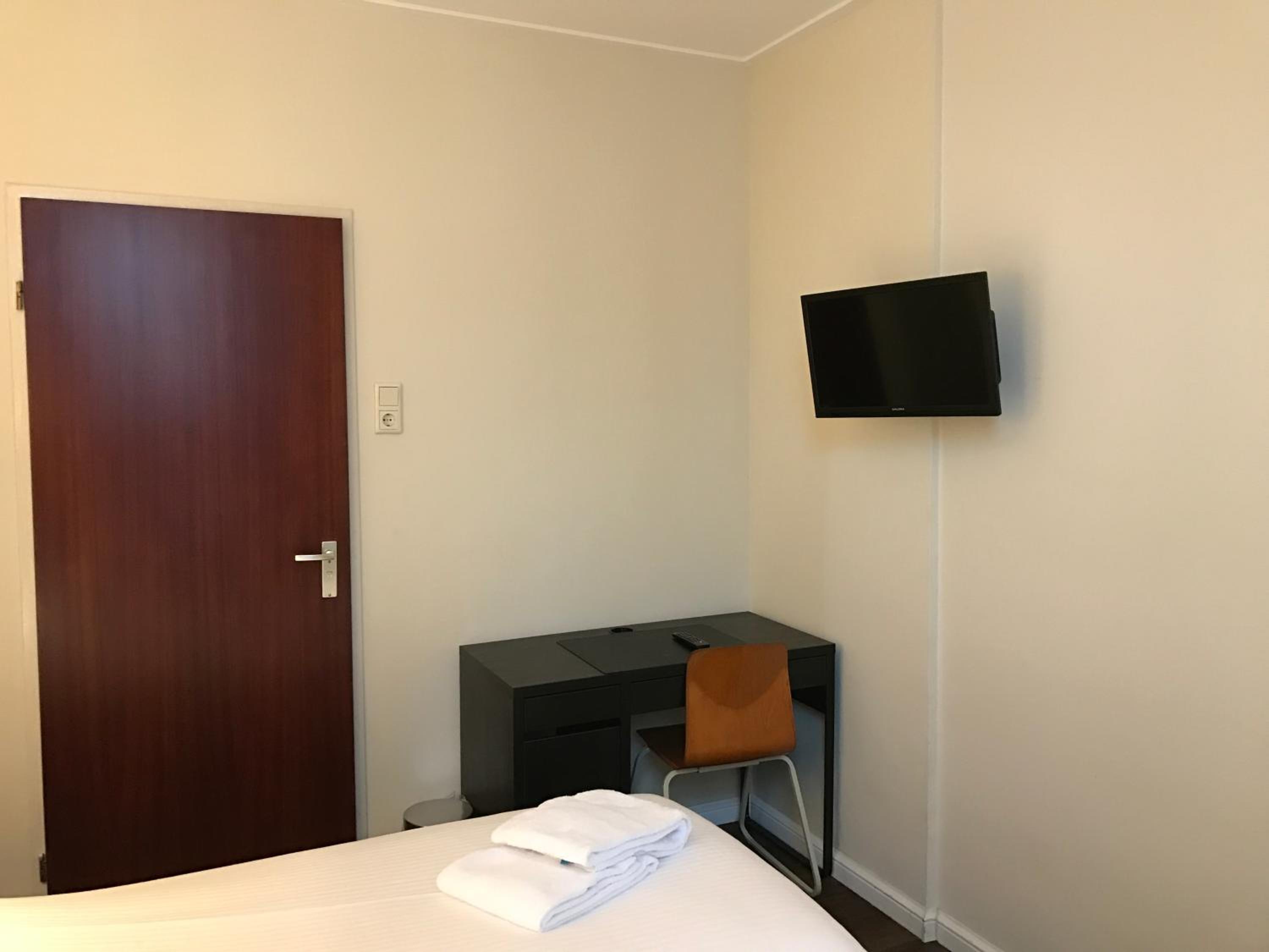 Double Room with Shower - Photo 15