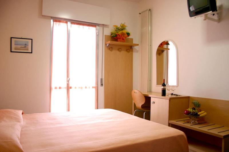 Standard Double or Twin Room - Photo 3