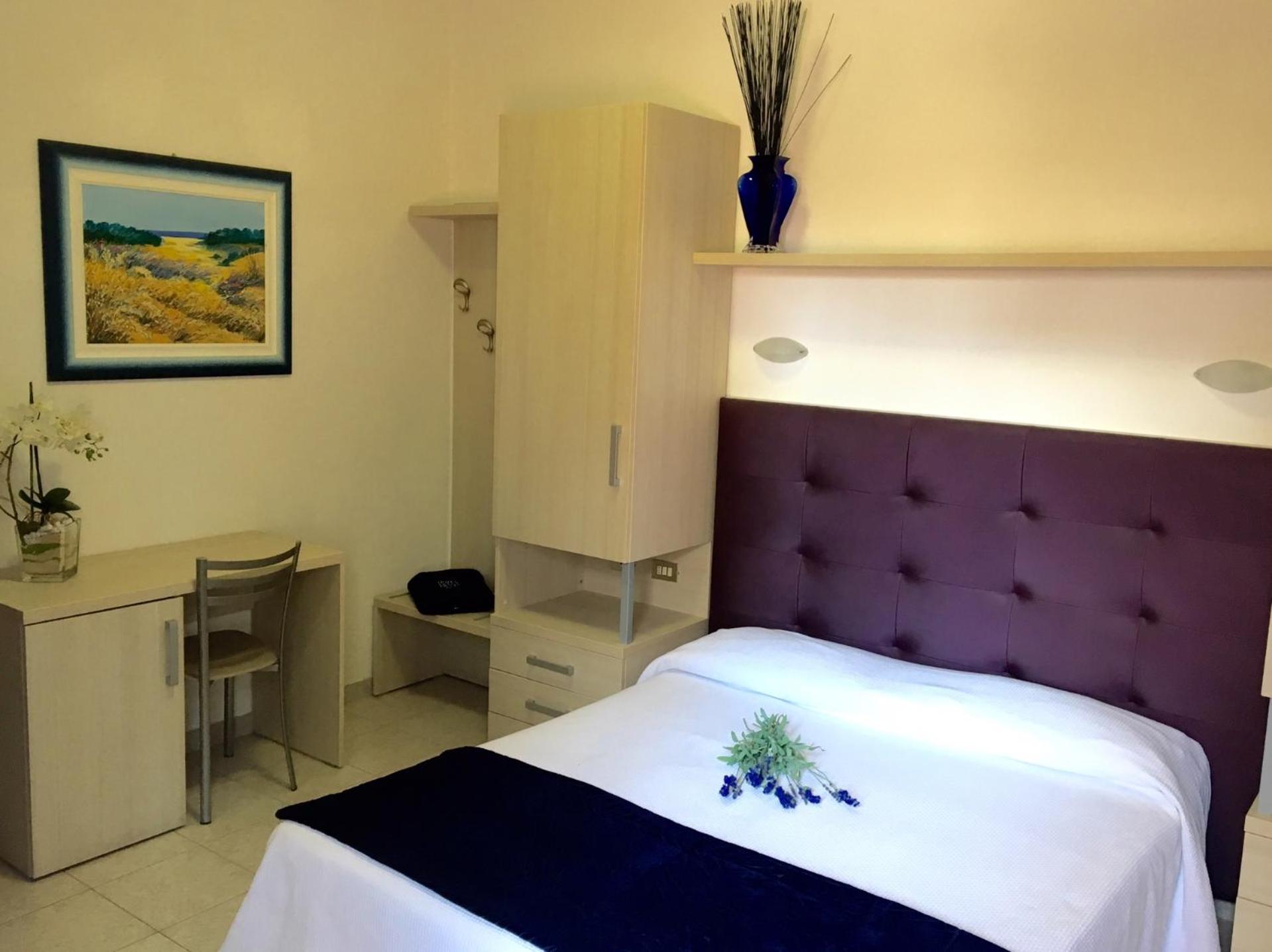 Standard Double or Twin Room - Photo 7