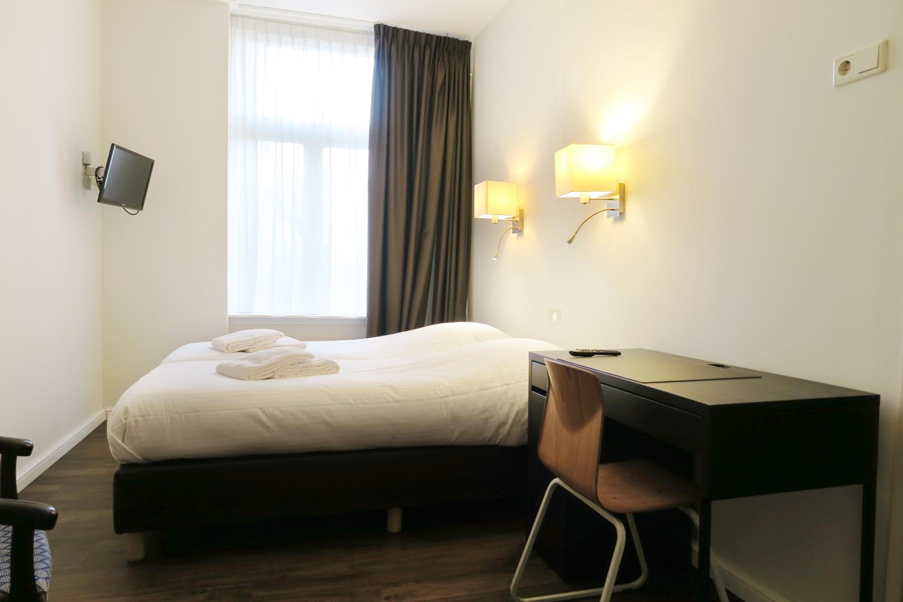 Double Room with Shower - Photo 16