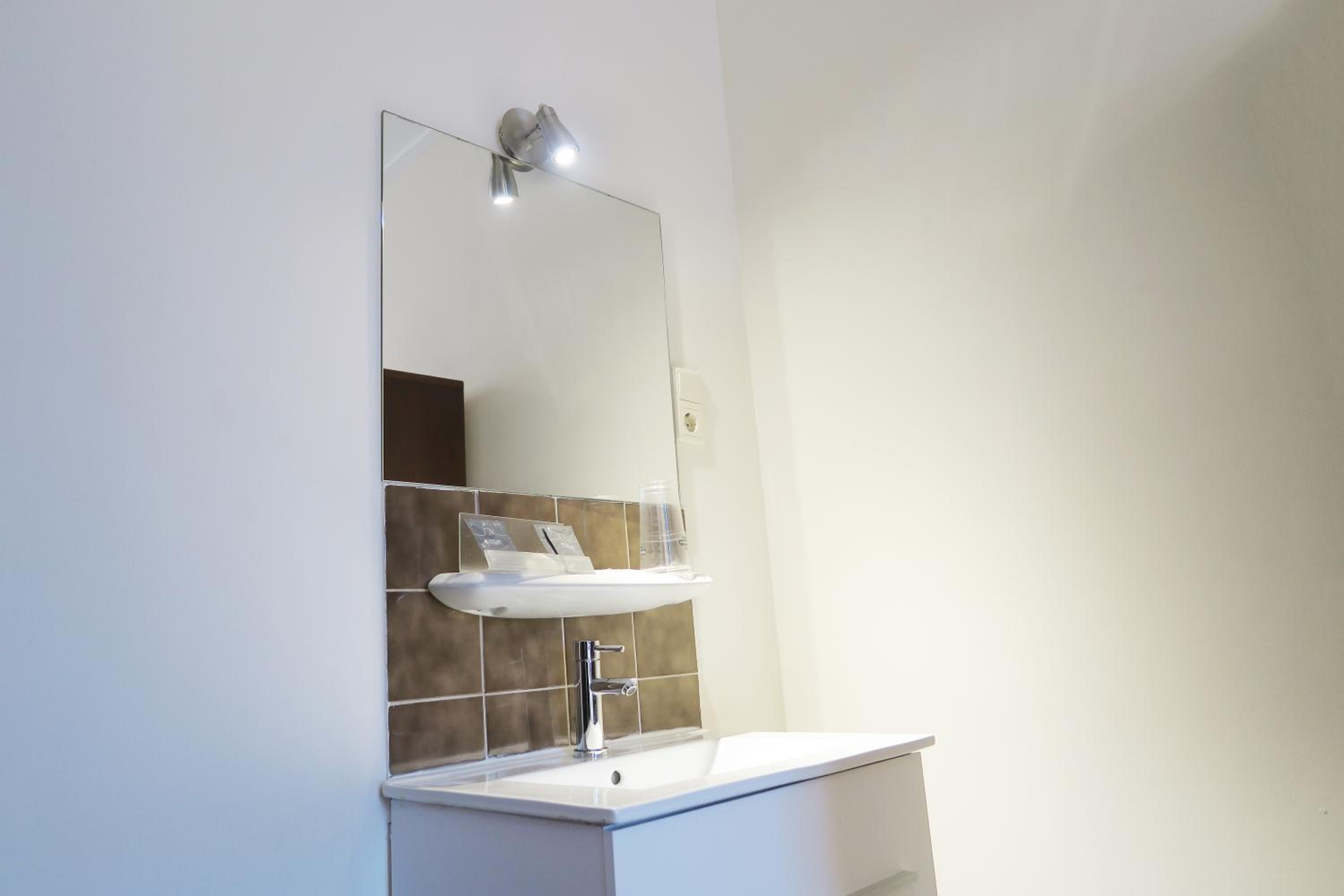 Double Room with Shower - Photo 14