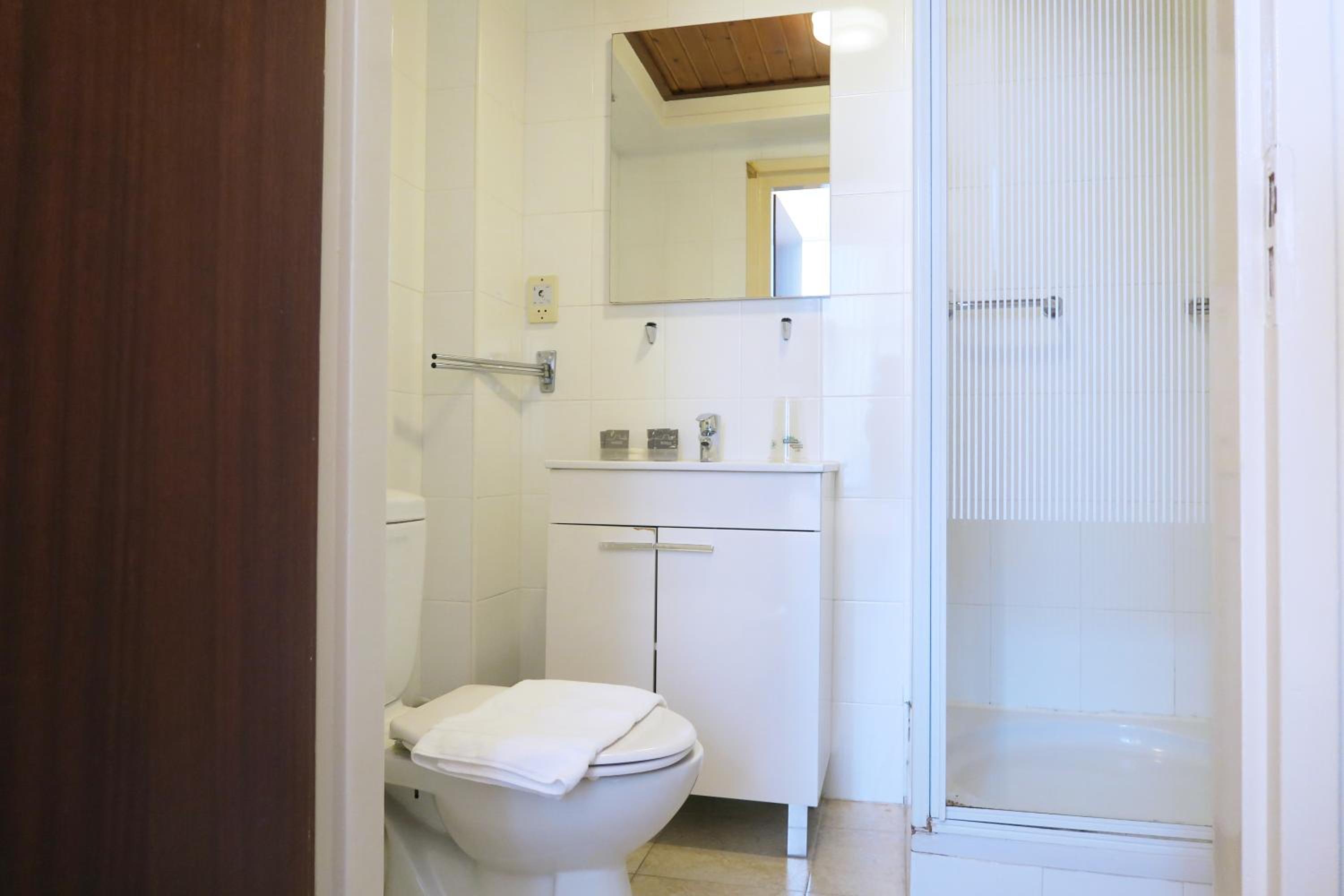 Double Room with Shower - Photo 9