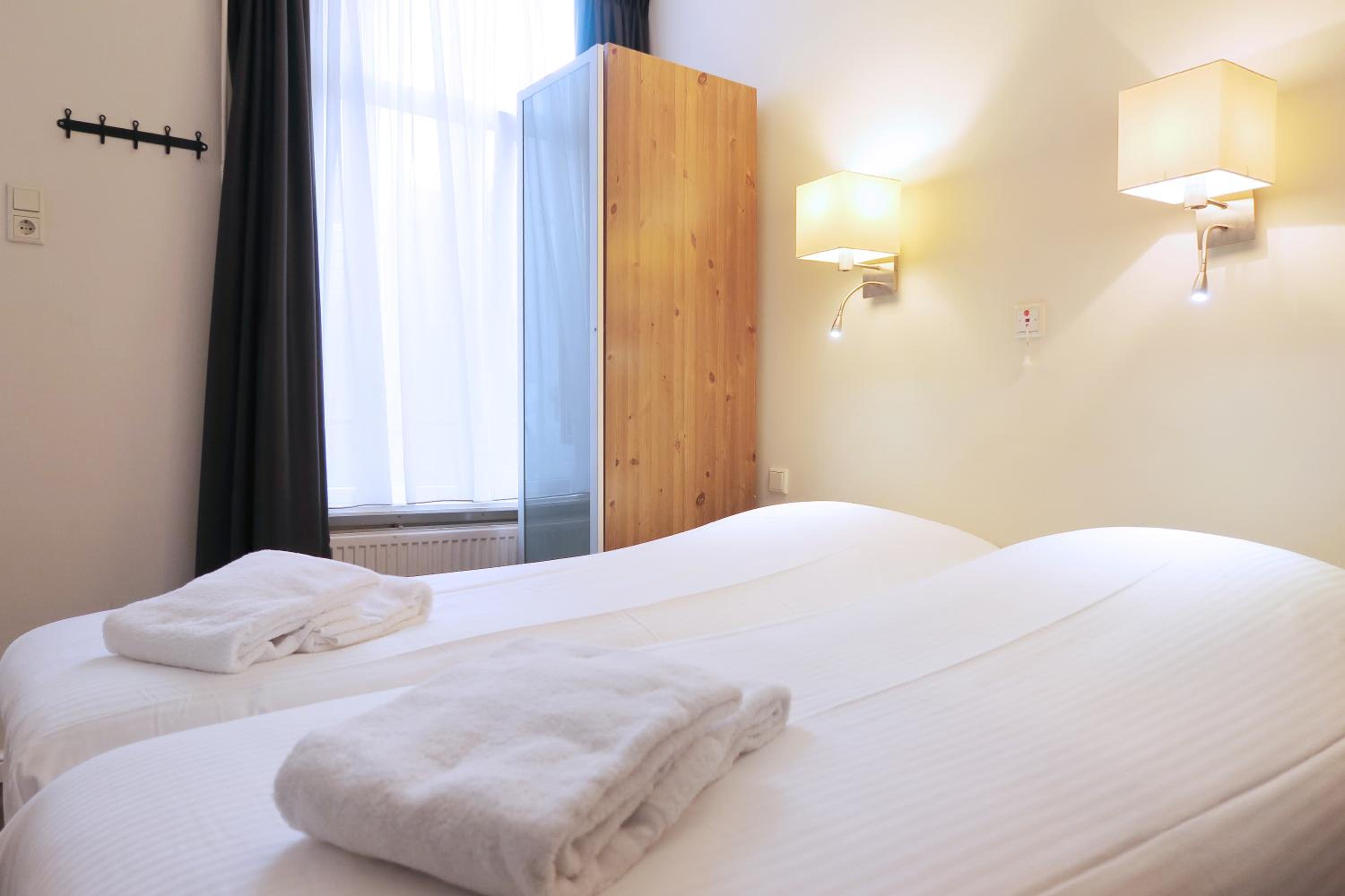 Double Room with Shower - Photo 10