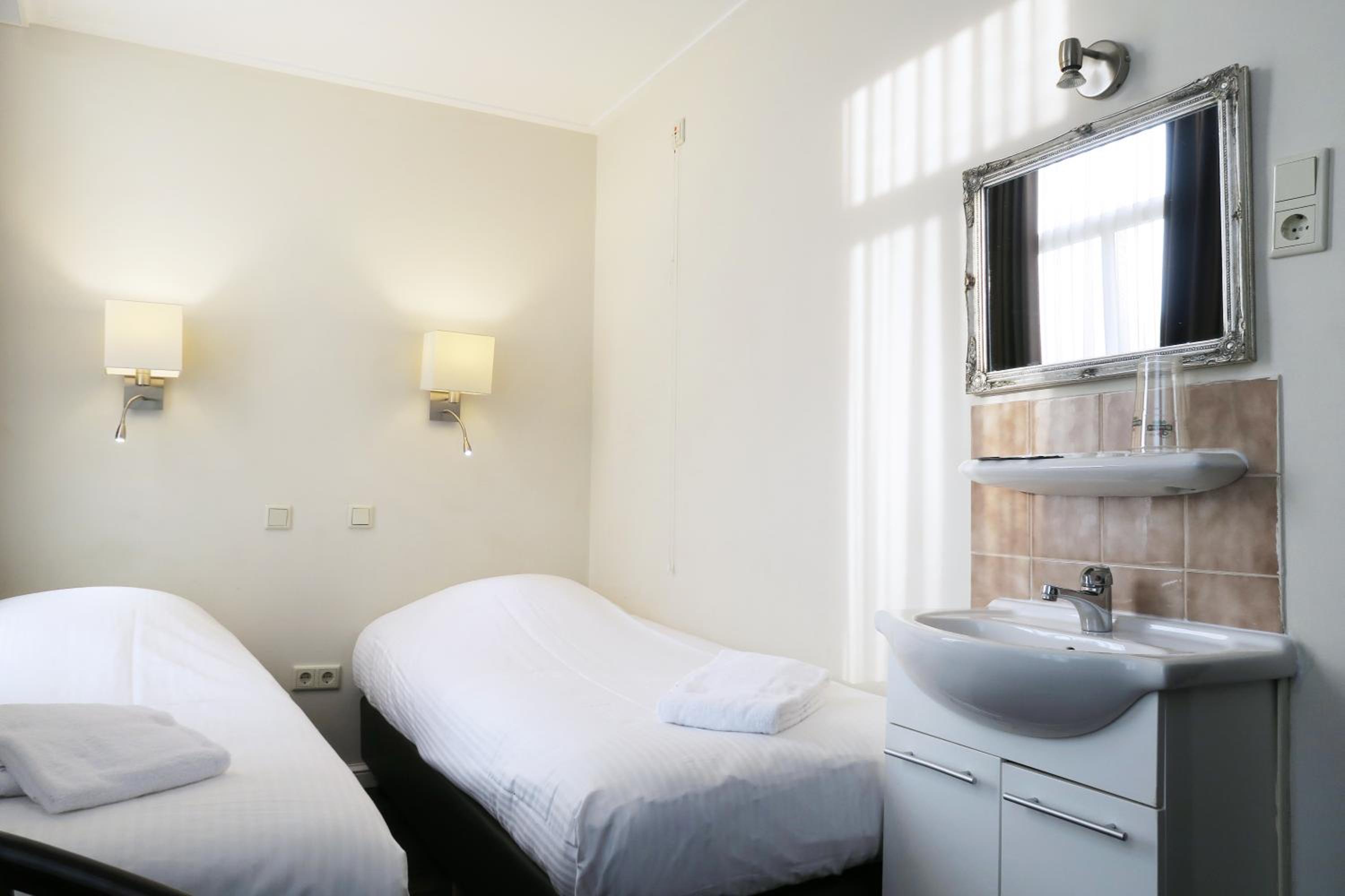 Double Room with Shower - Photo 11