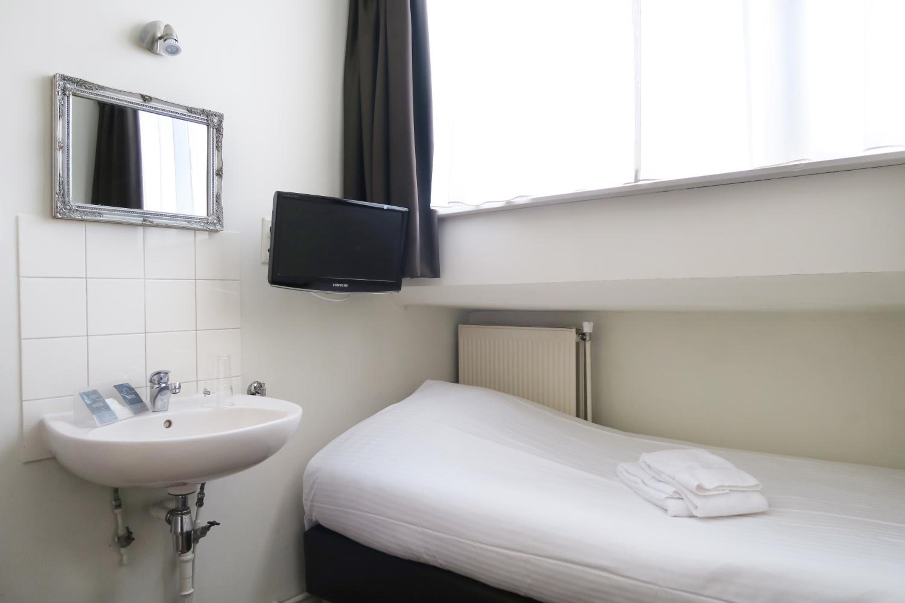 Single Room with Shared Bathroom photo 1