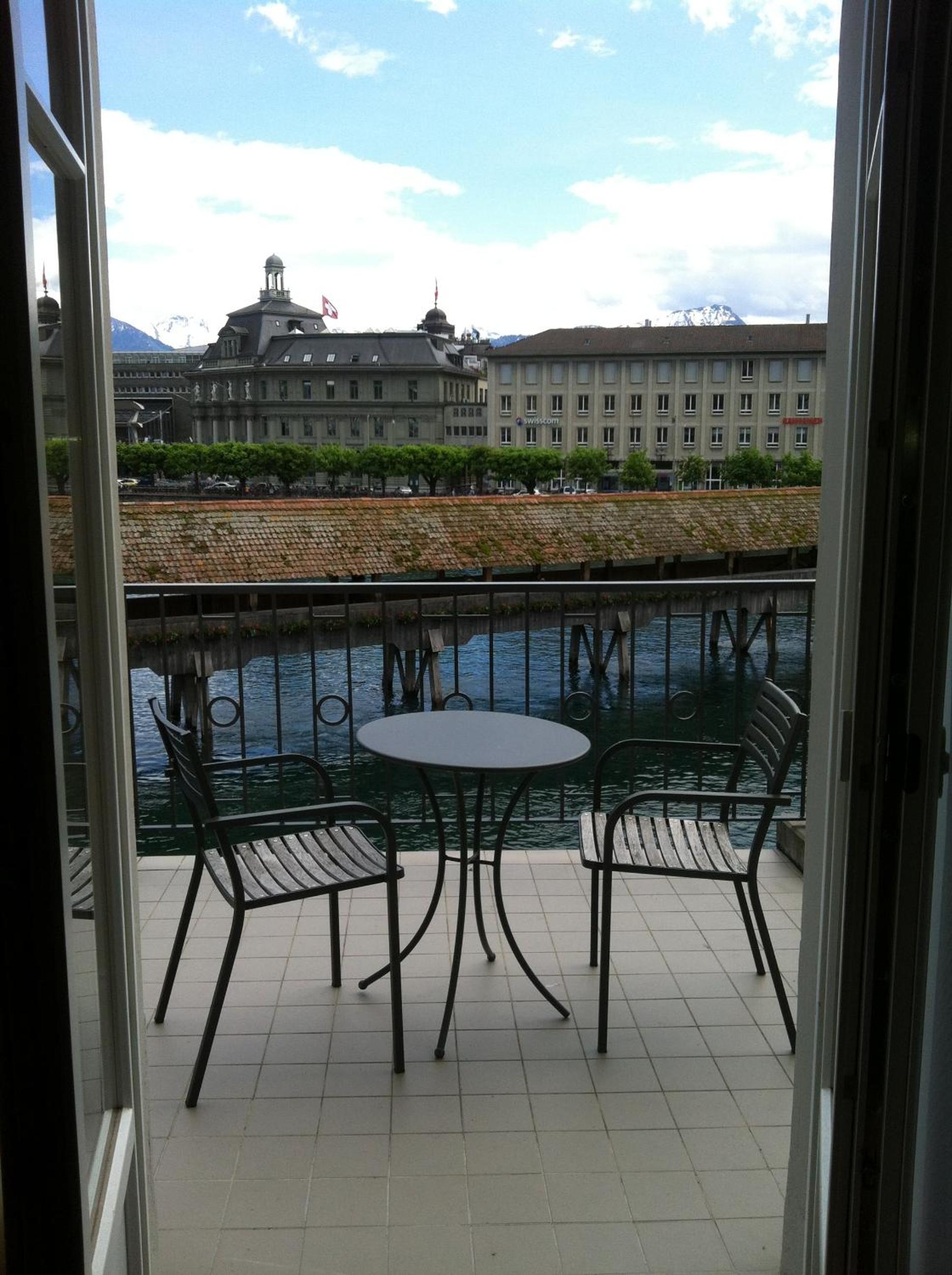 Double room facing the Chapel Bridge and large balcony 14m2 - Photo 3