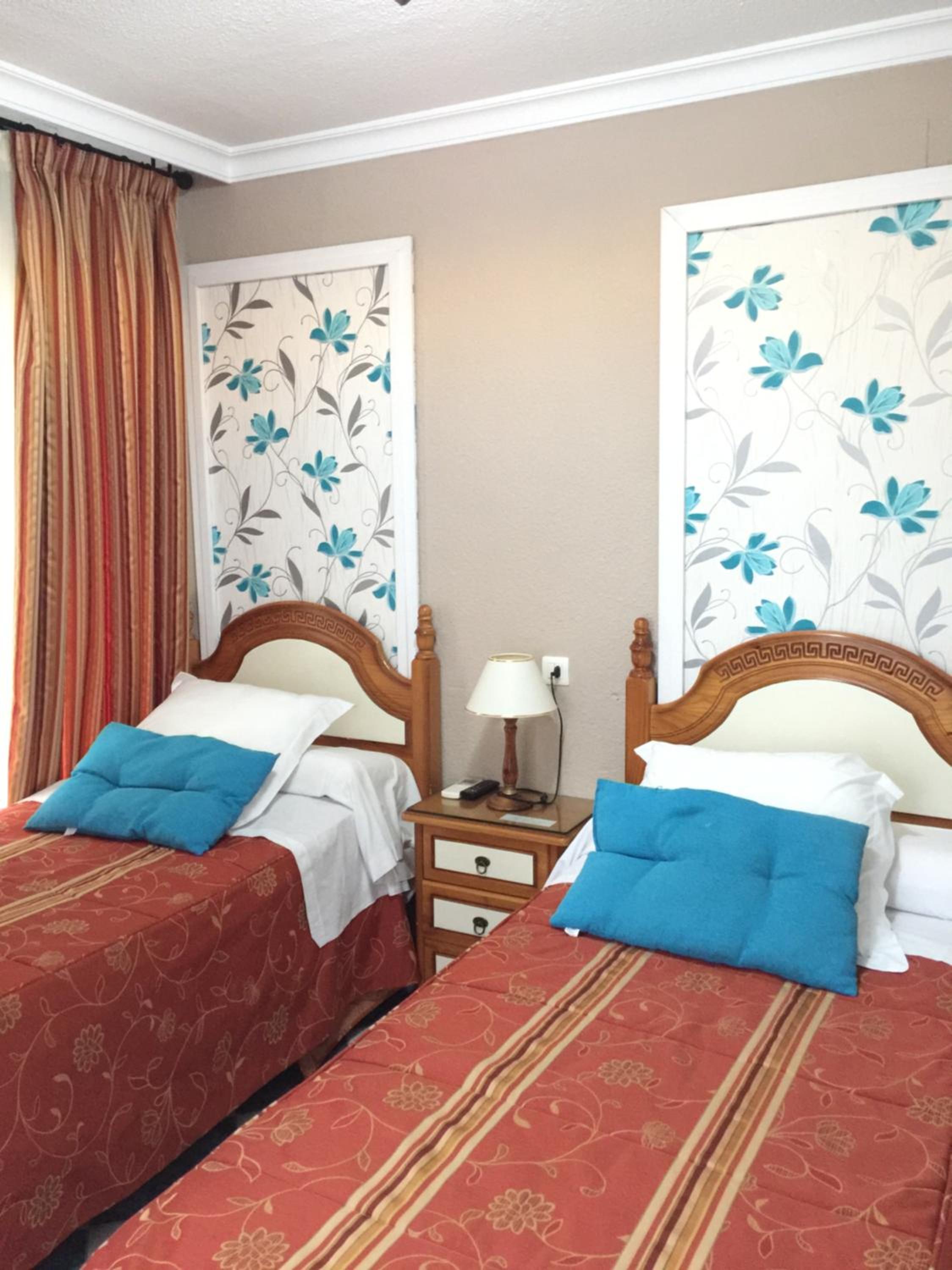 Double or Twin Room with Private Bathroom - Photo 11