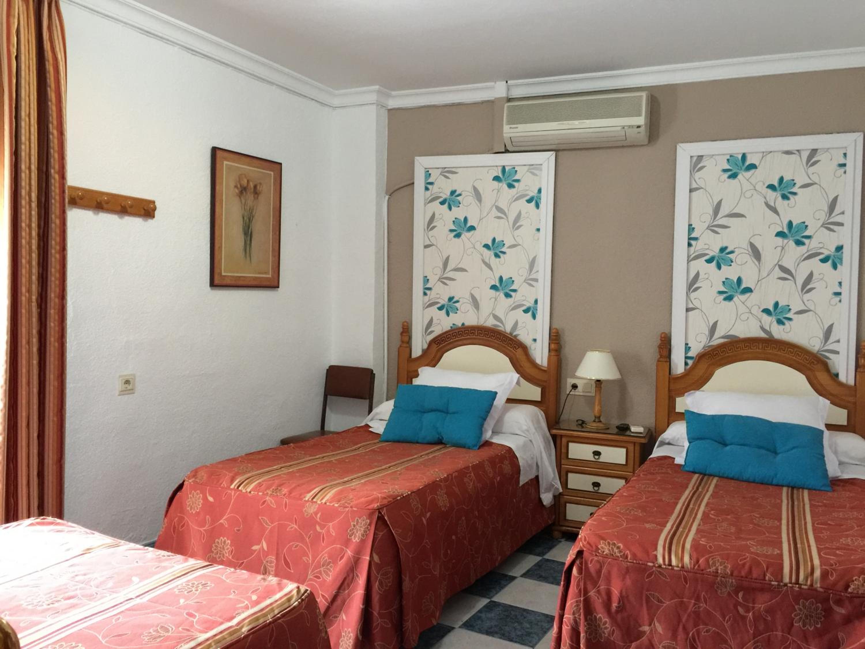 Triple Room with Private Bathroom - Photo 3