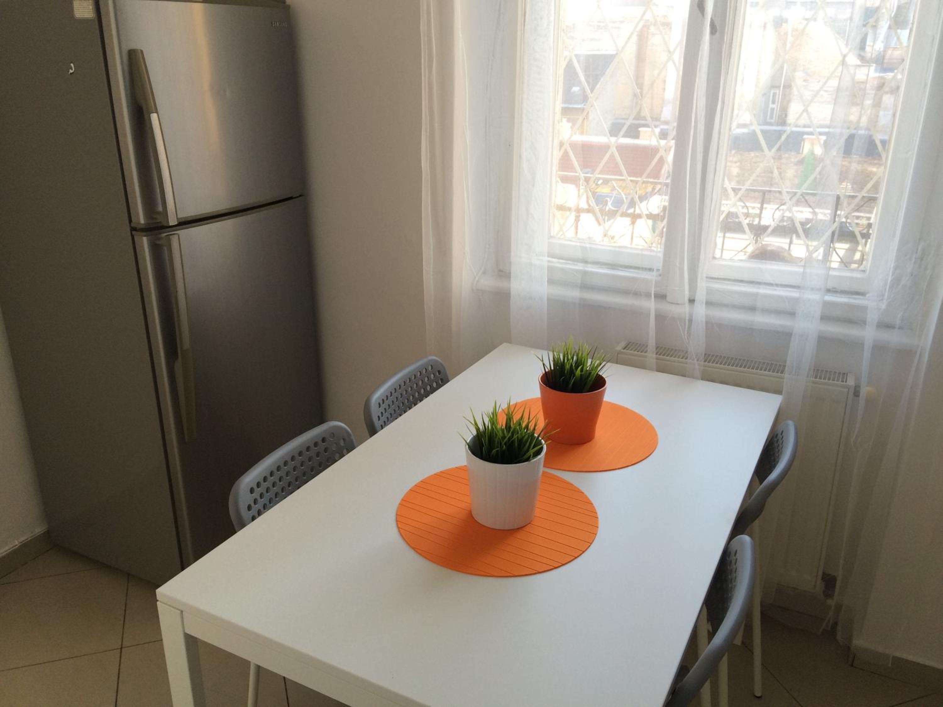One-Bedroom Apartment - Photo 3