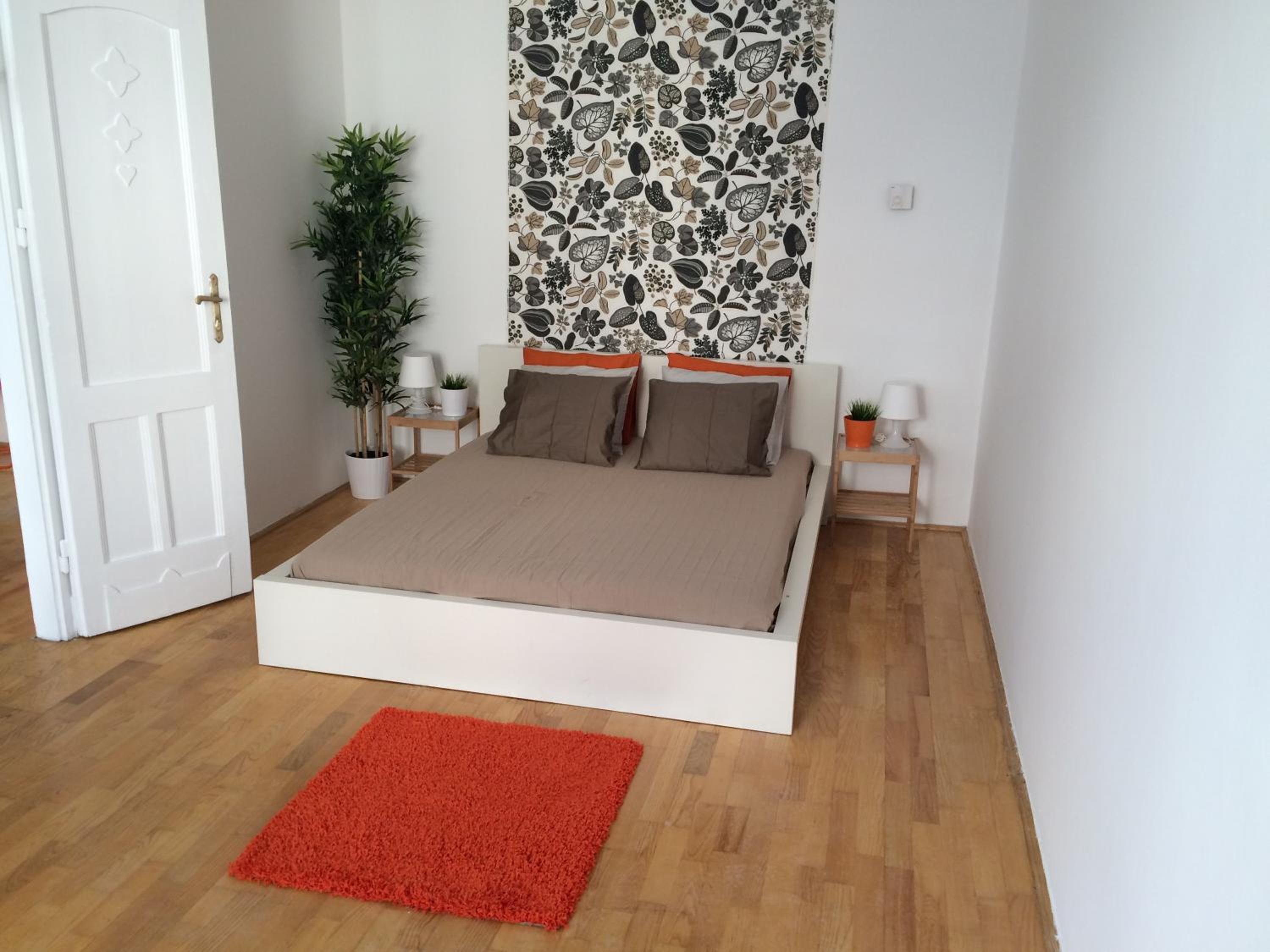 One-Bedroom Apartment - Photo 1
