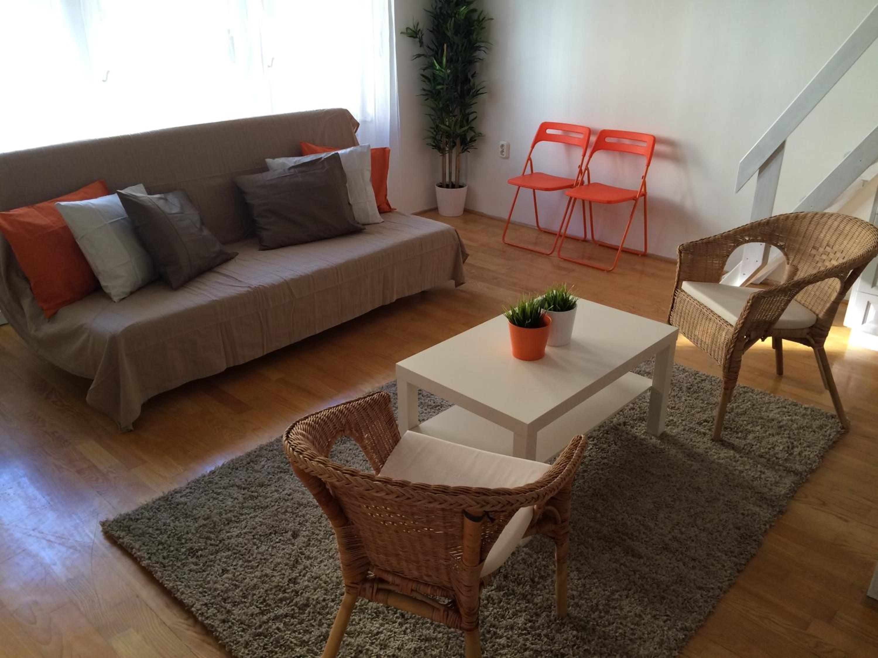 One-Bedroom Apartment - Photo 2