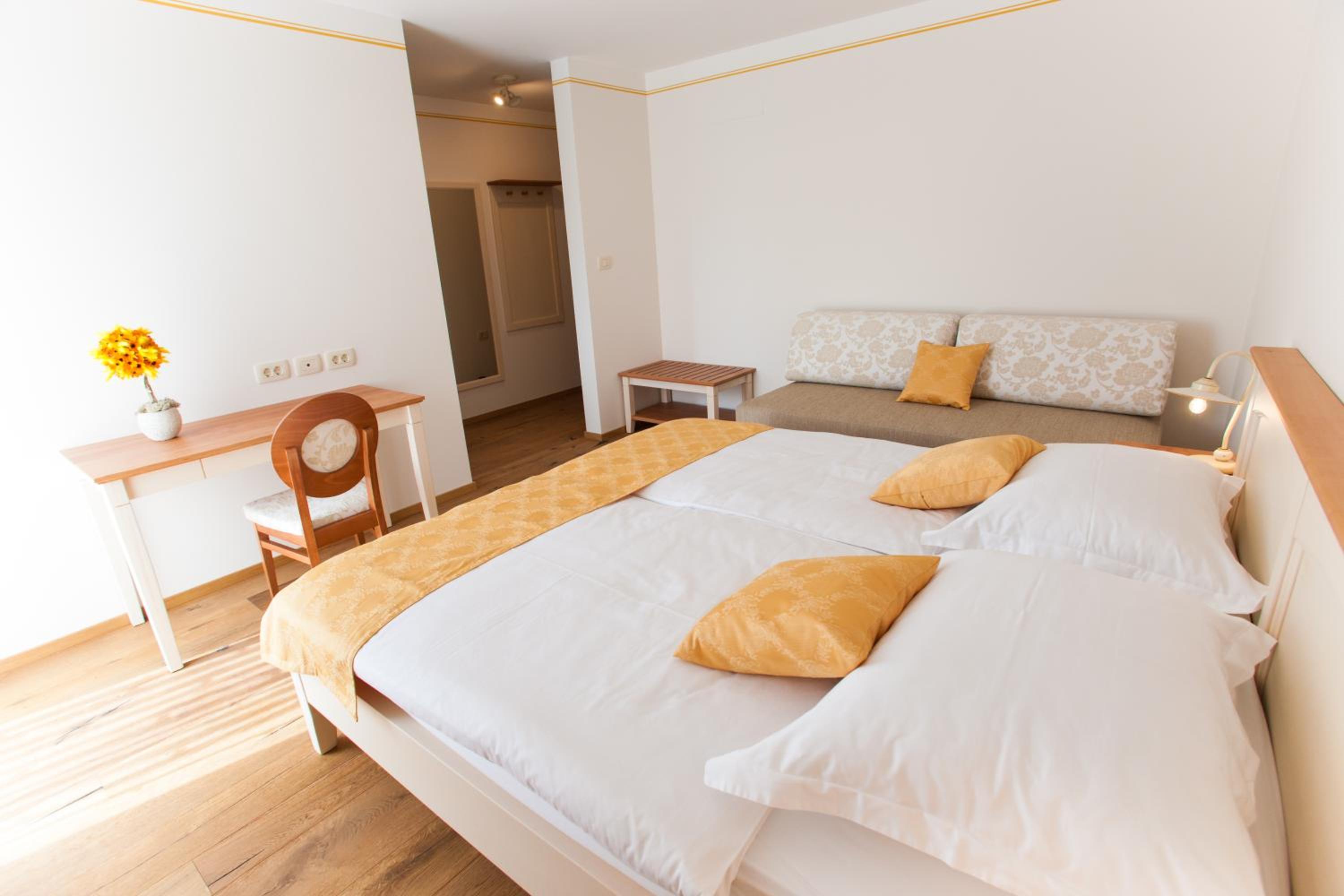 Superior Double Room with Balcony - Photo 2
