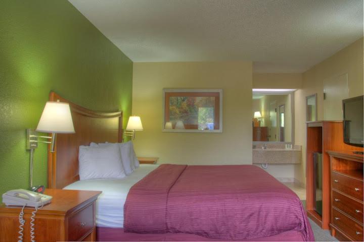 King Room - Non-Smoking - Photo 6