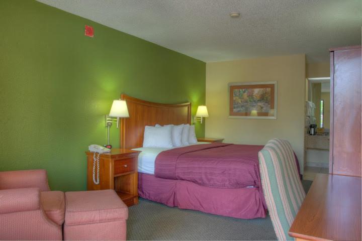 King Room - Non-Smoking - Photo 7