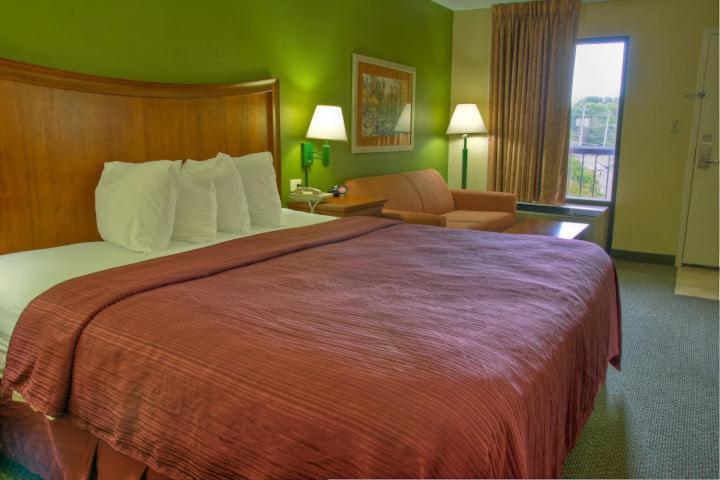 King Room - Non-Smoking - Photo 9