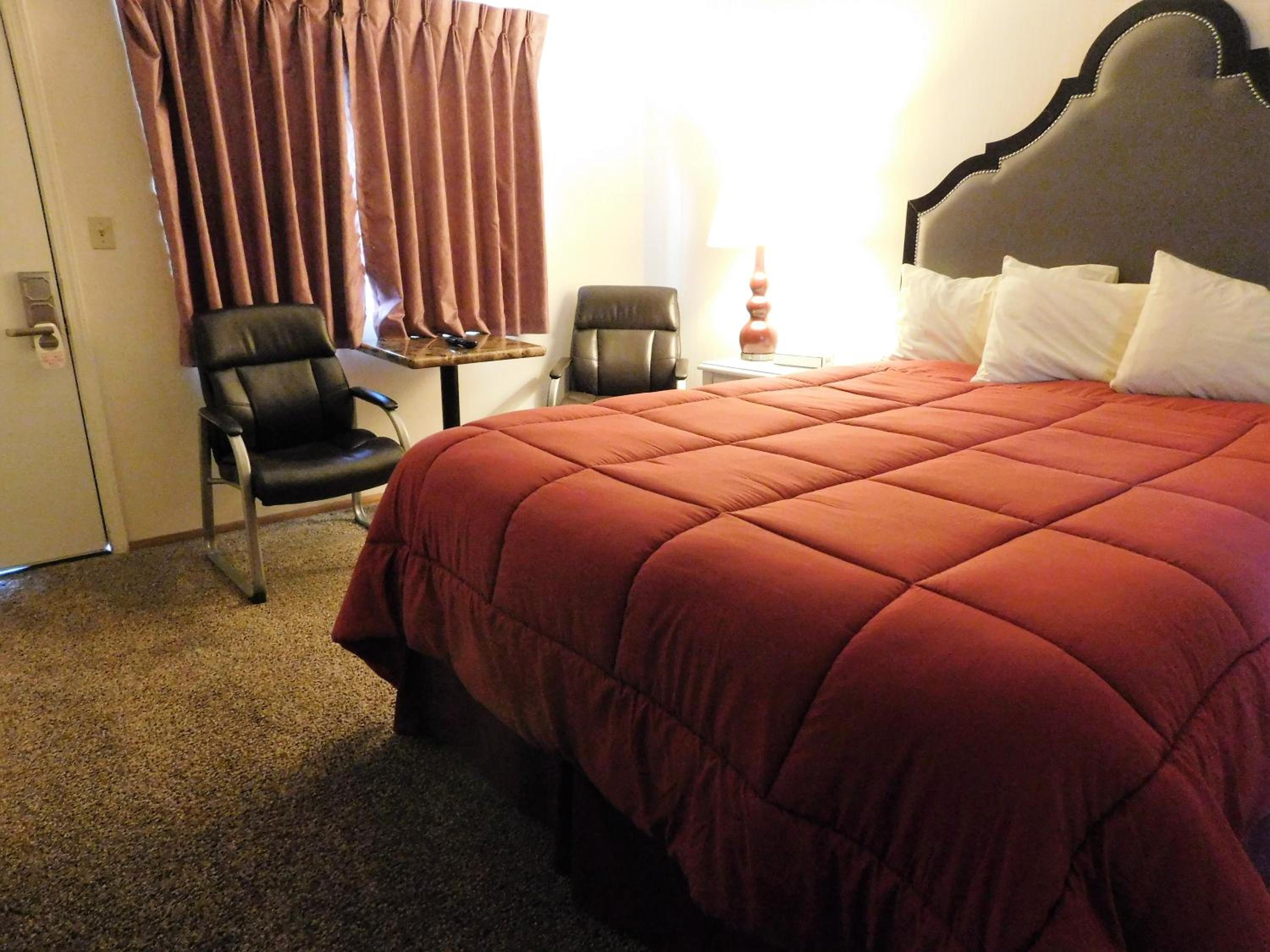 Queen Bed Non-Smoking photo 1
