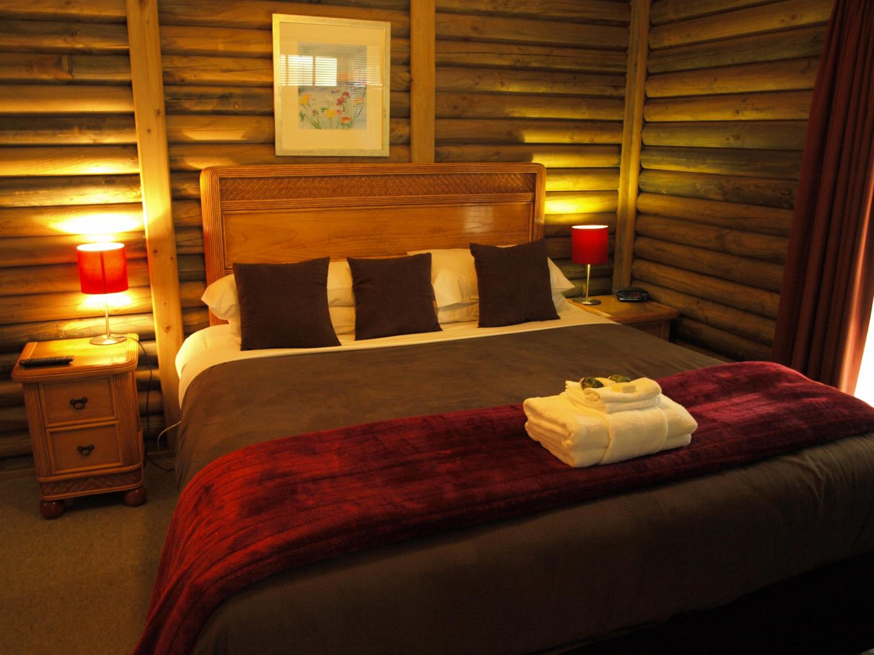 Two-Bedroom Loft Cottage with Spa Bath photo 3