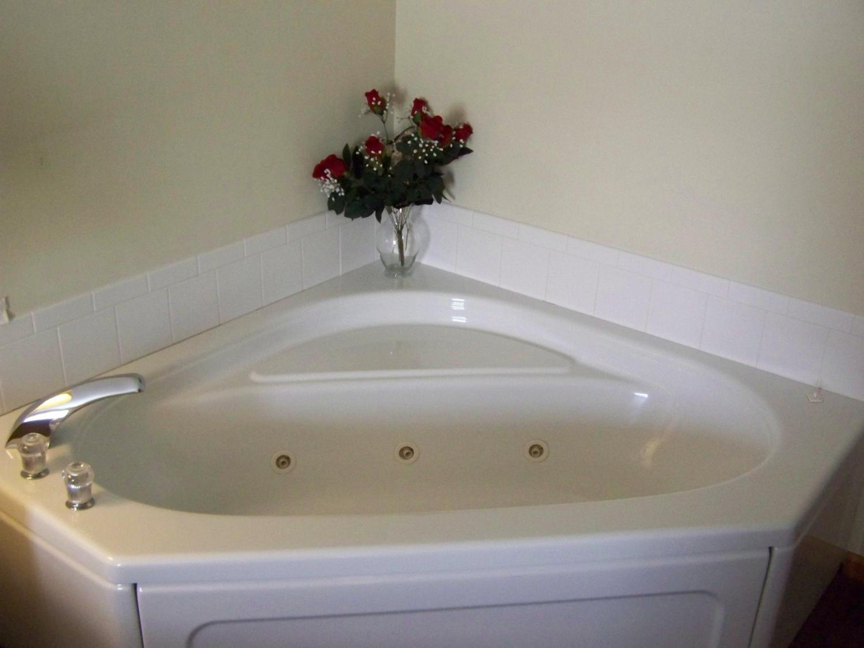King Room with Spa Bath - Non-Smoking photo 3
