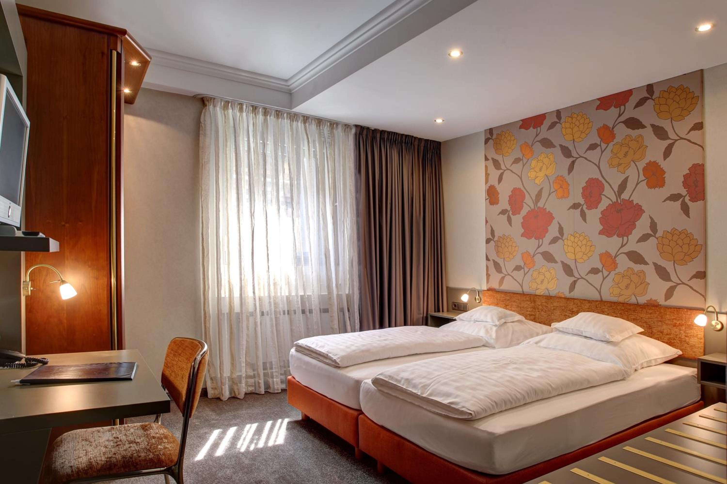 Standard Double Room - Photo 12