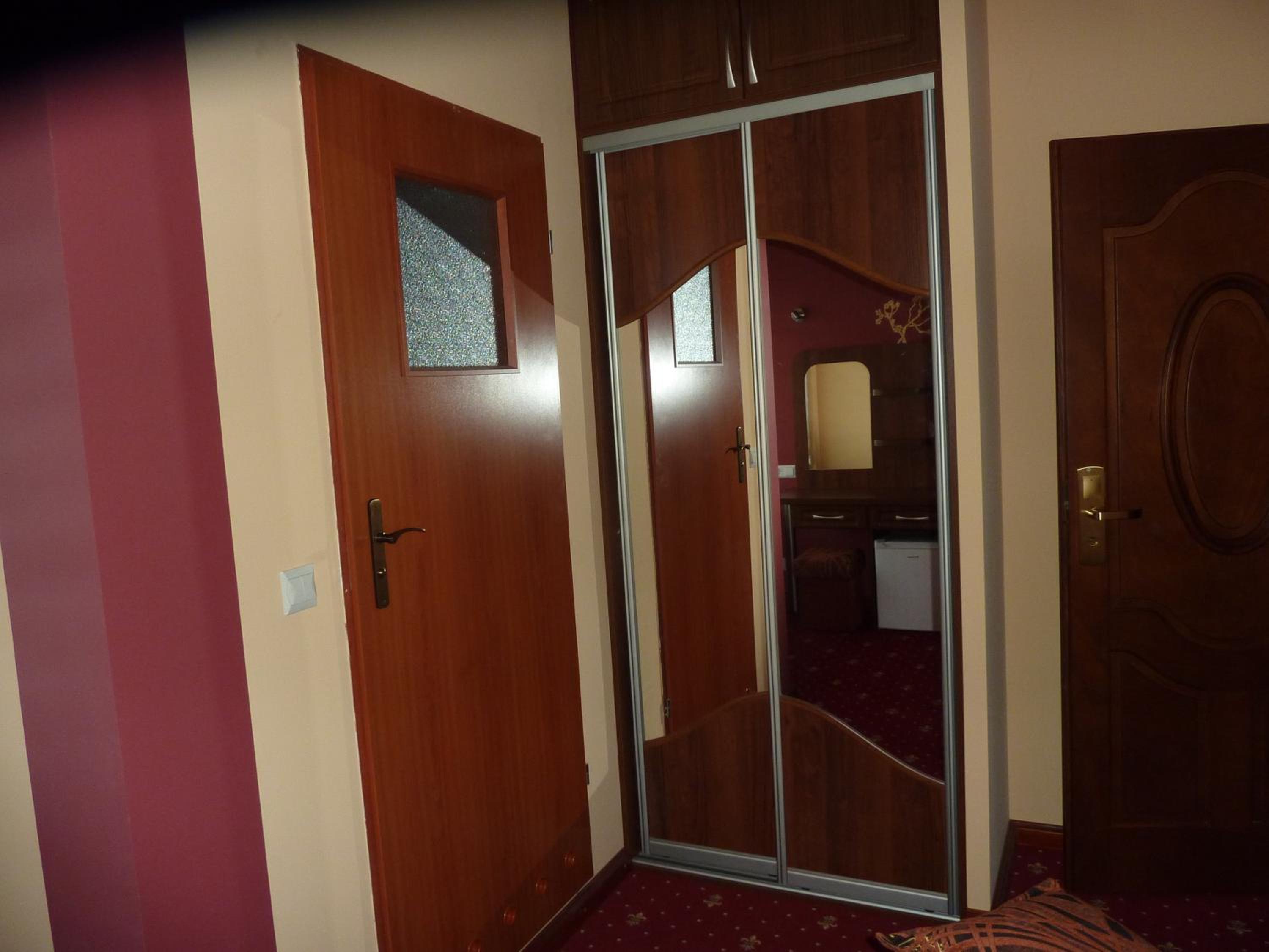 Double Room with Private Bathroom - Photo 10