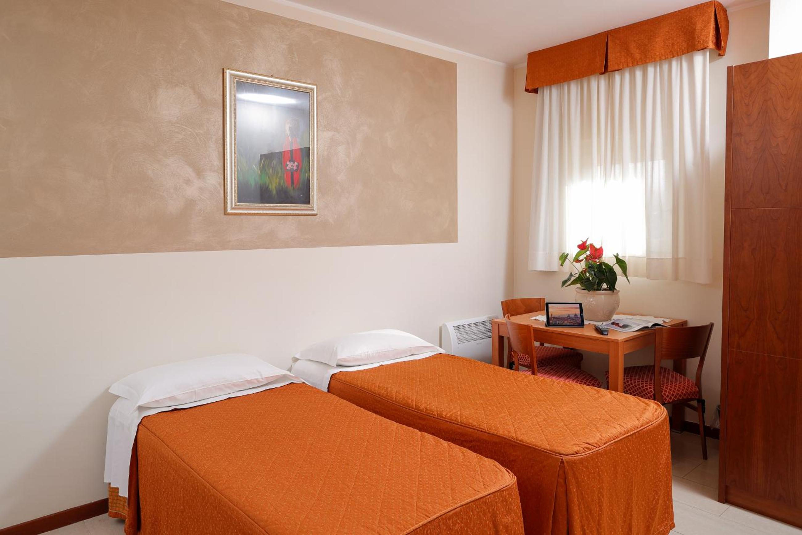 Standard Twin Room - Photo 6