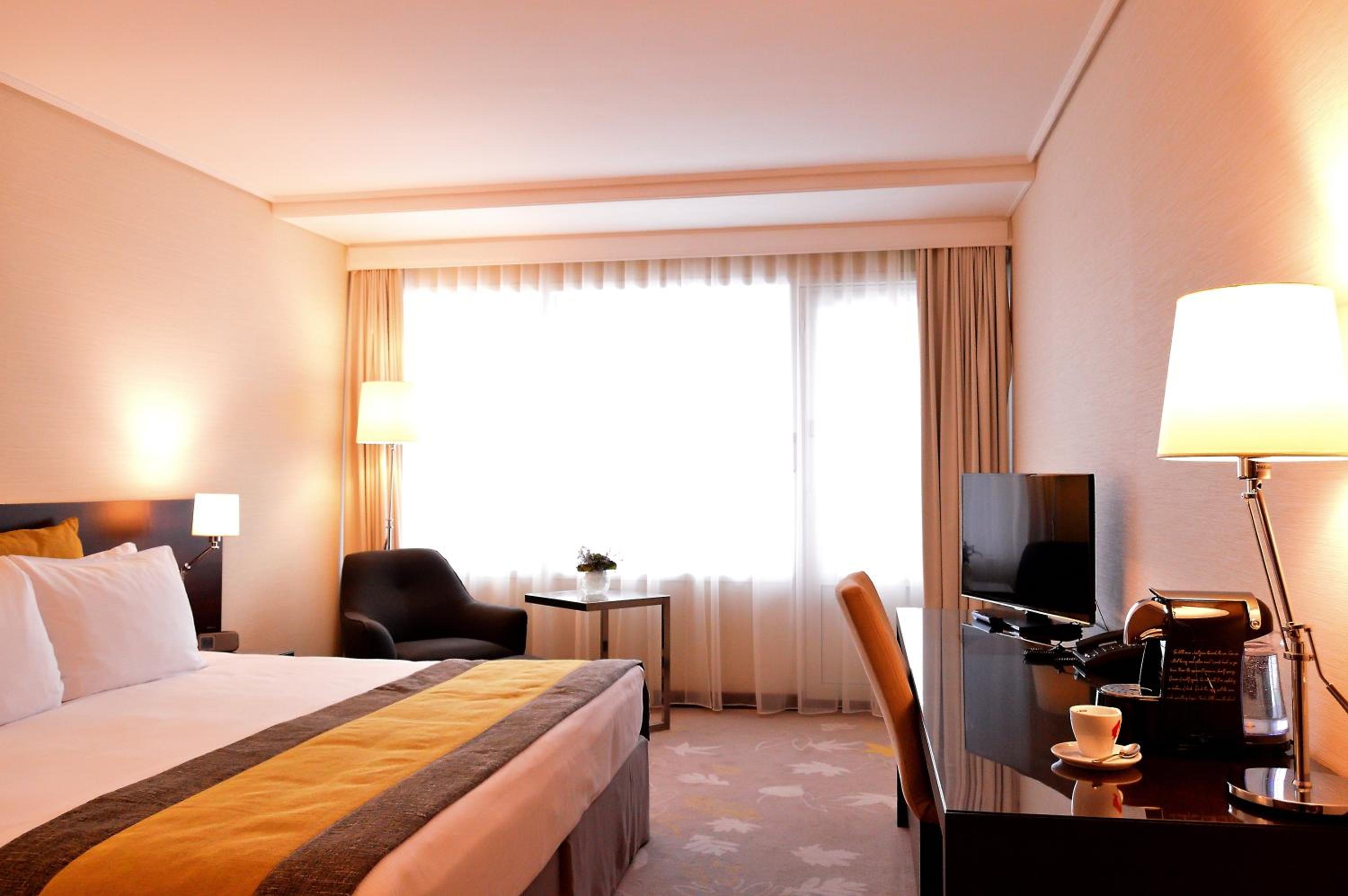 Standard King Room with Balcony - Photo 6