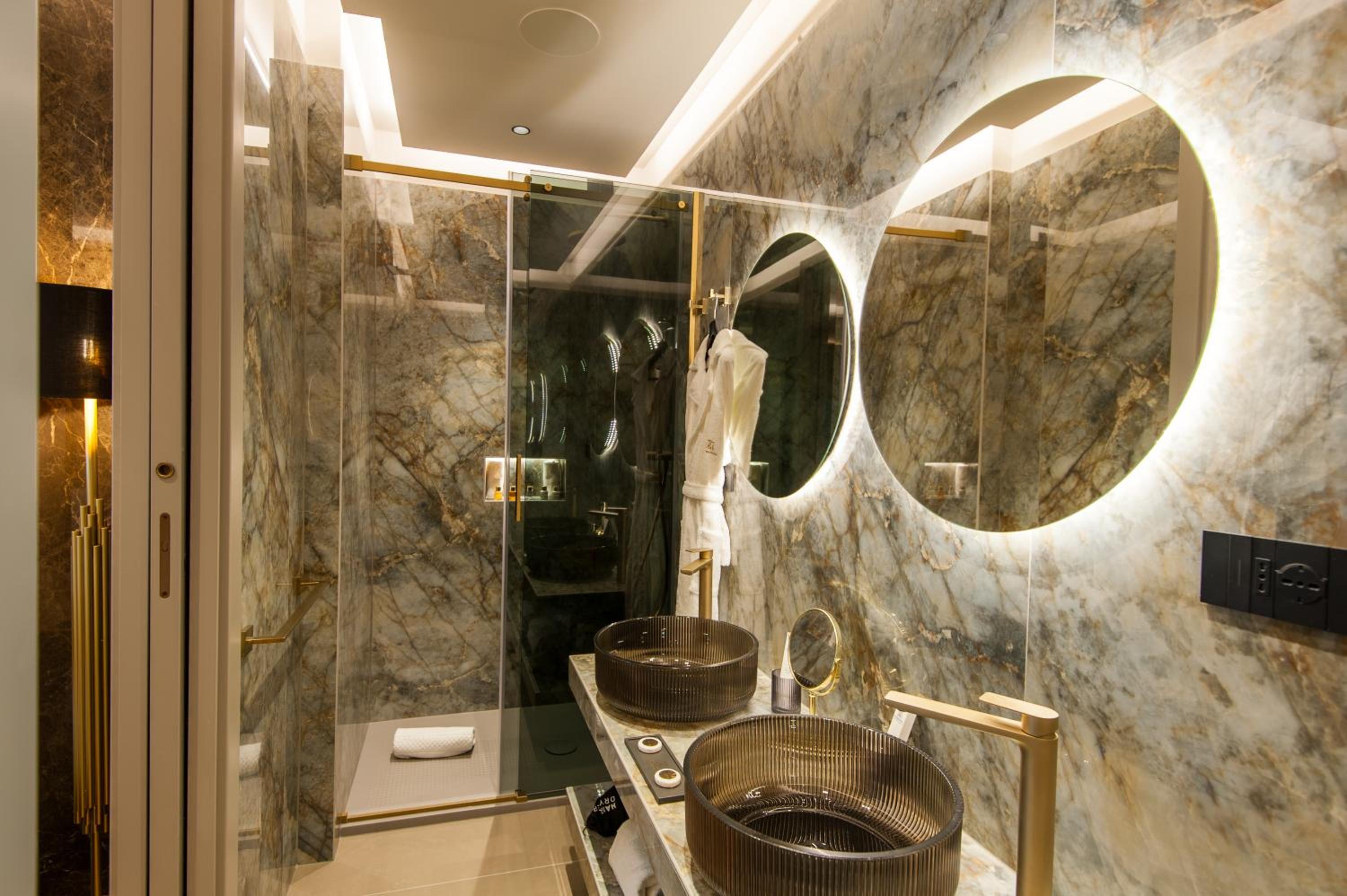 Suite with Terrace thumbnail 6