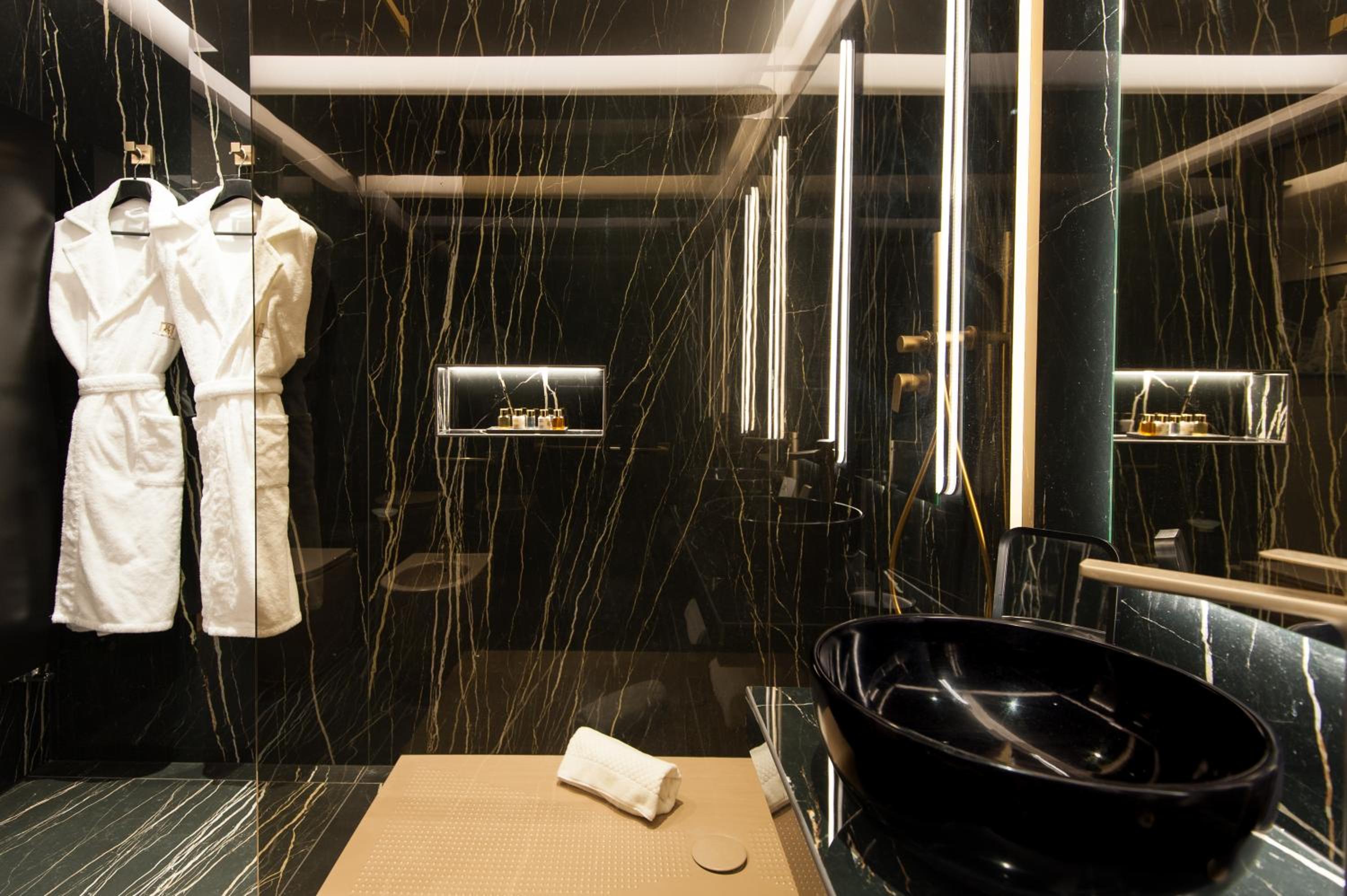 Suite with Terrace thumbnail 5