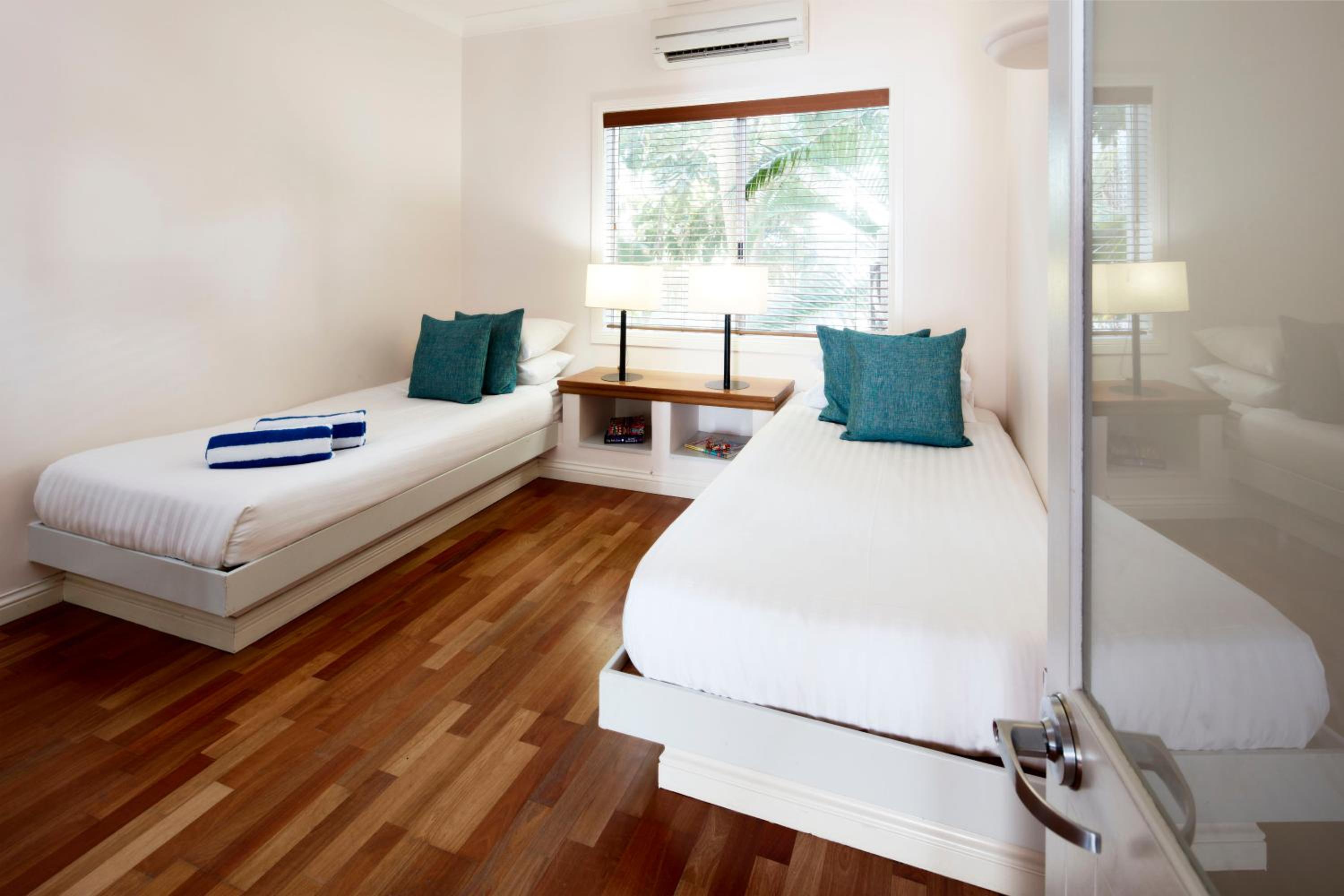 3 Bedroom Pool View Apartment - Free Parking, WiFi and Daily Beach Yoga - Photo 7