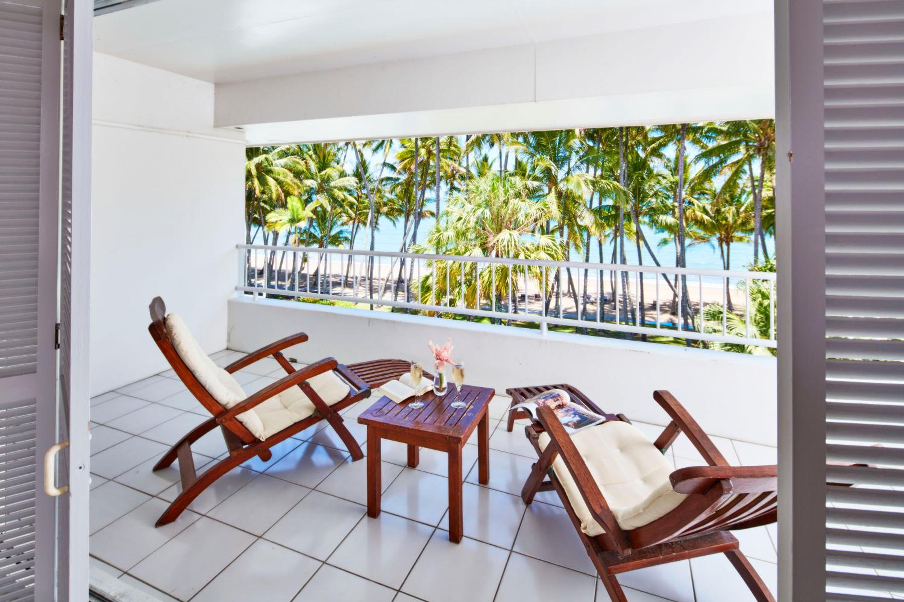 2 Bedroom Beach Front Apartment - Free Parking, WiFi and Daily Beach Yoga - Photo 1