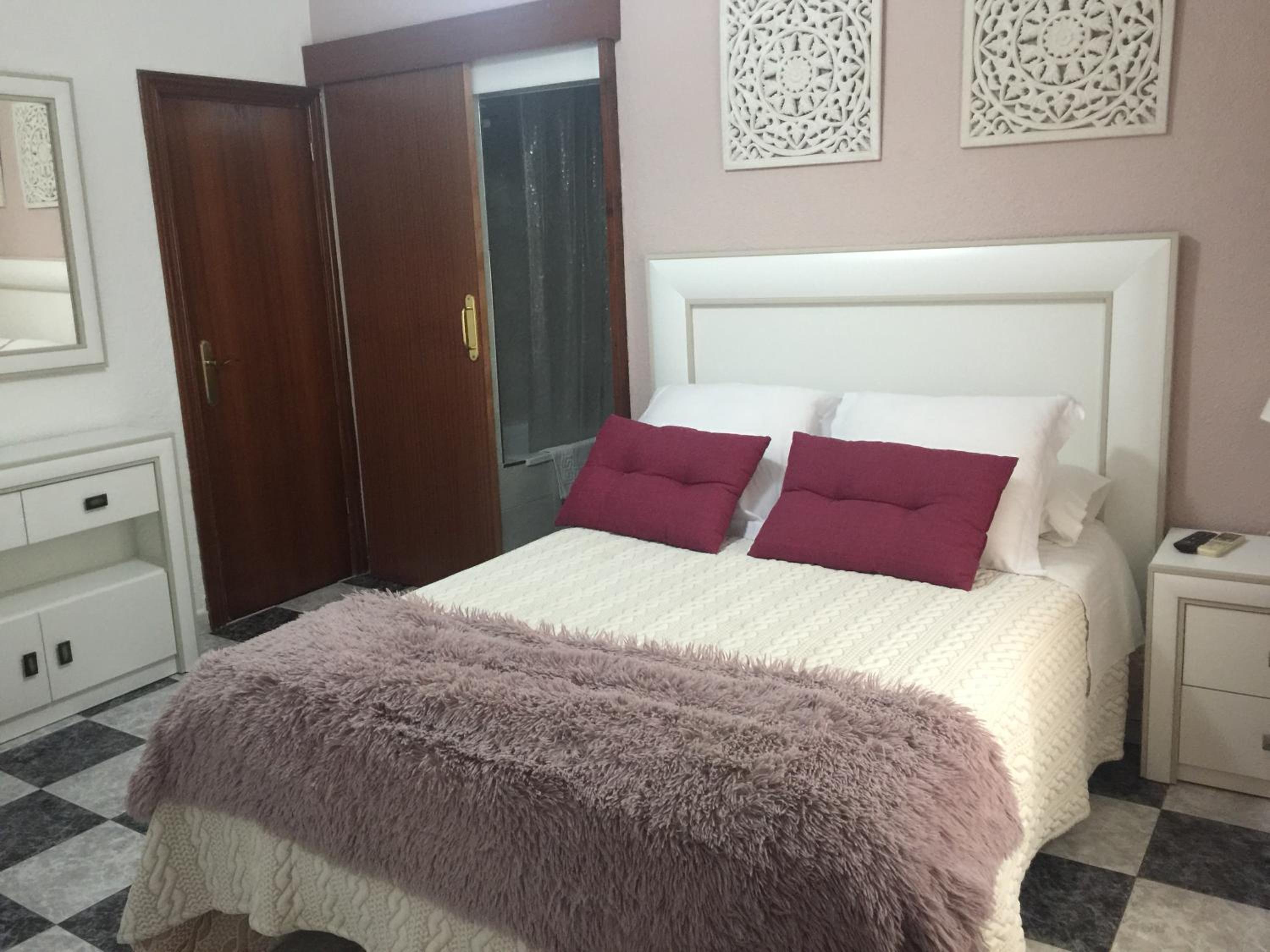 Double or Twin Room with Private Bathroom - Photo 3