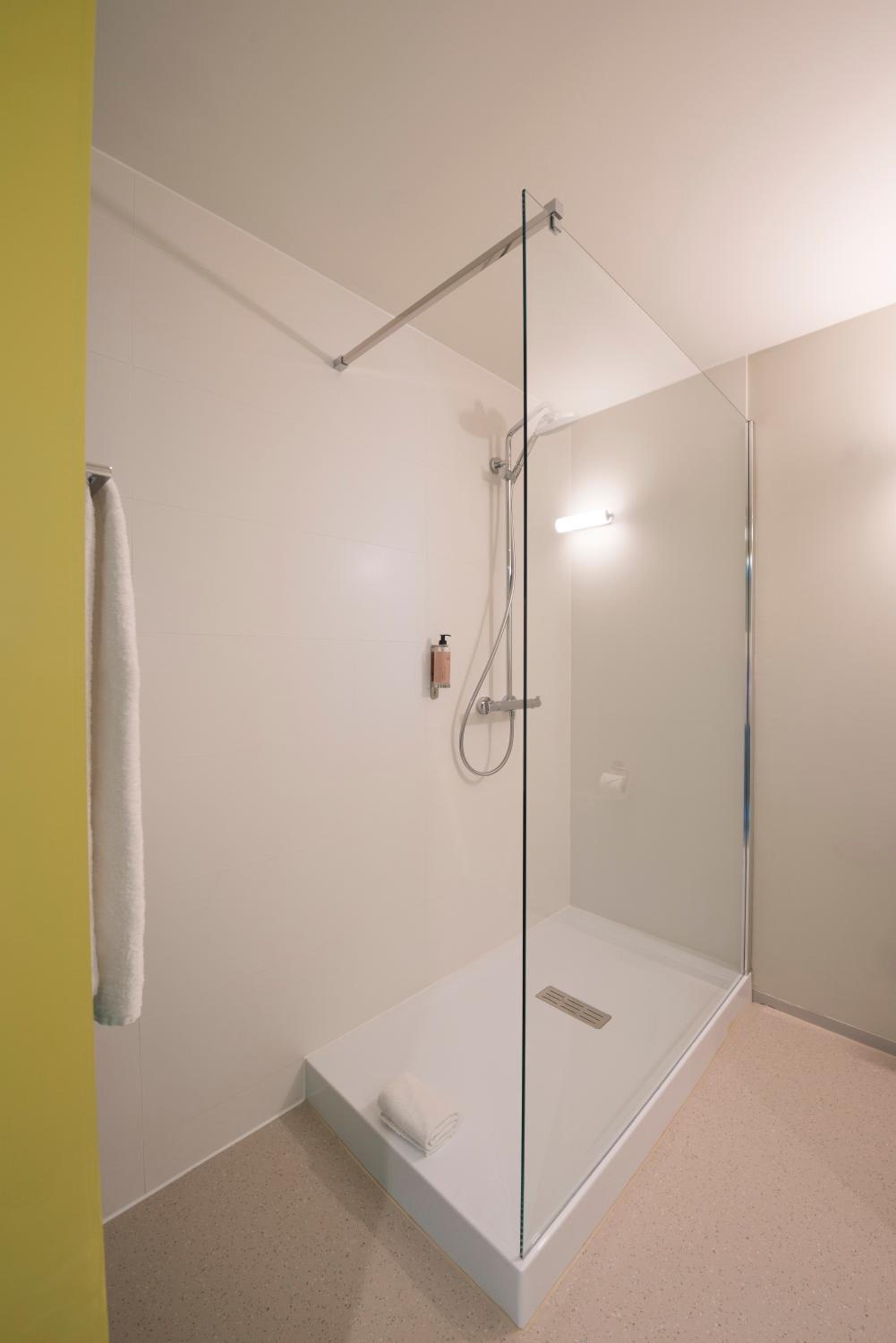 Superior Room with One Double Bed - Photo 9