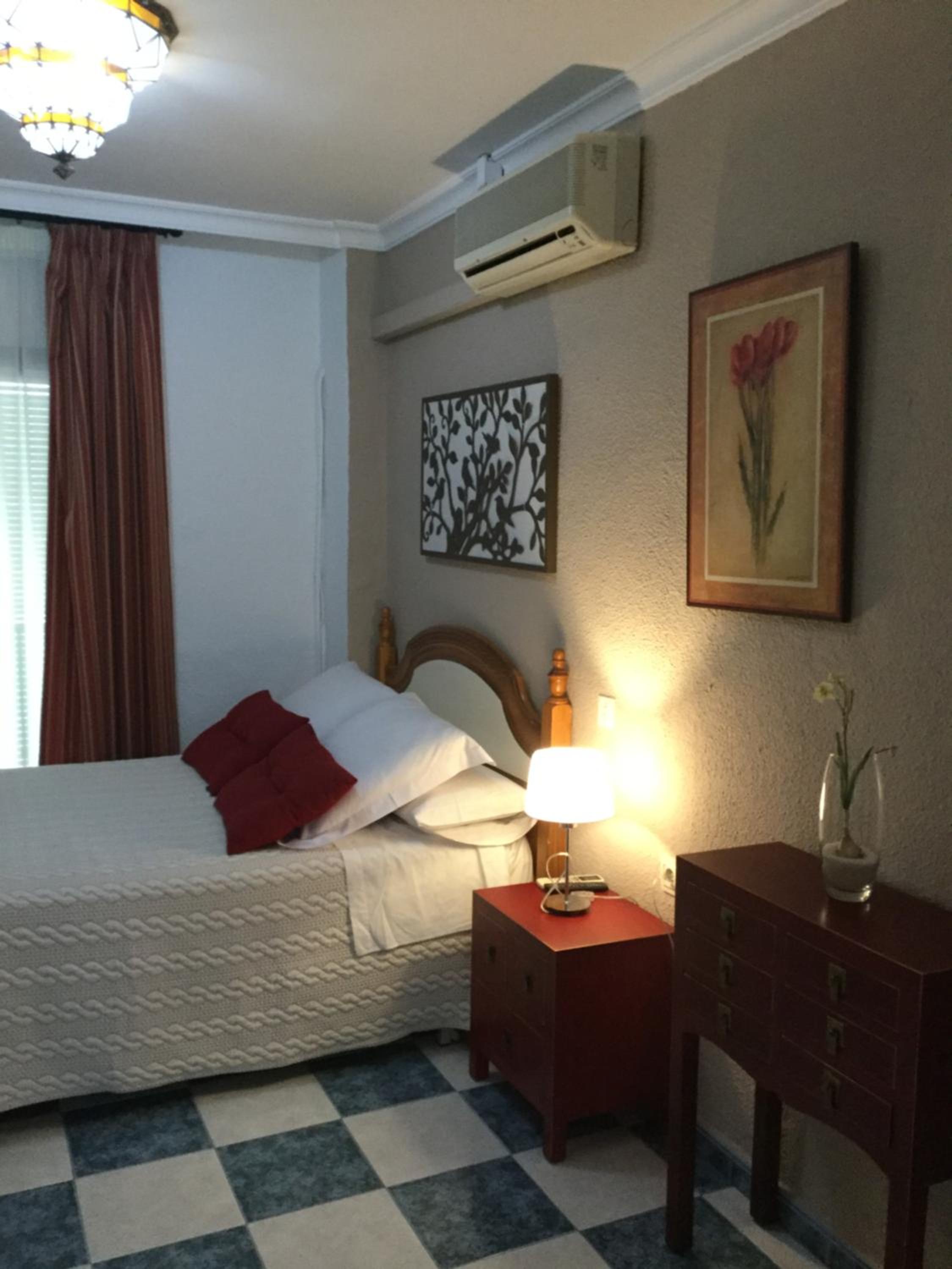 Double or Twin Room with Private Bathroom - Photo 4